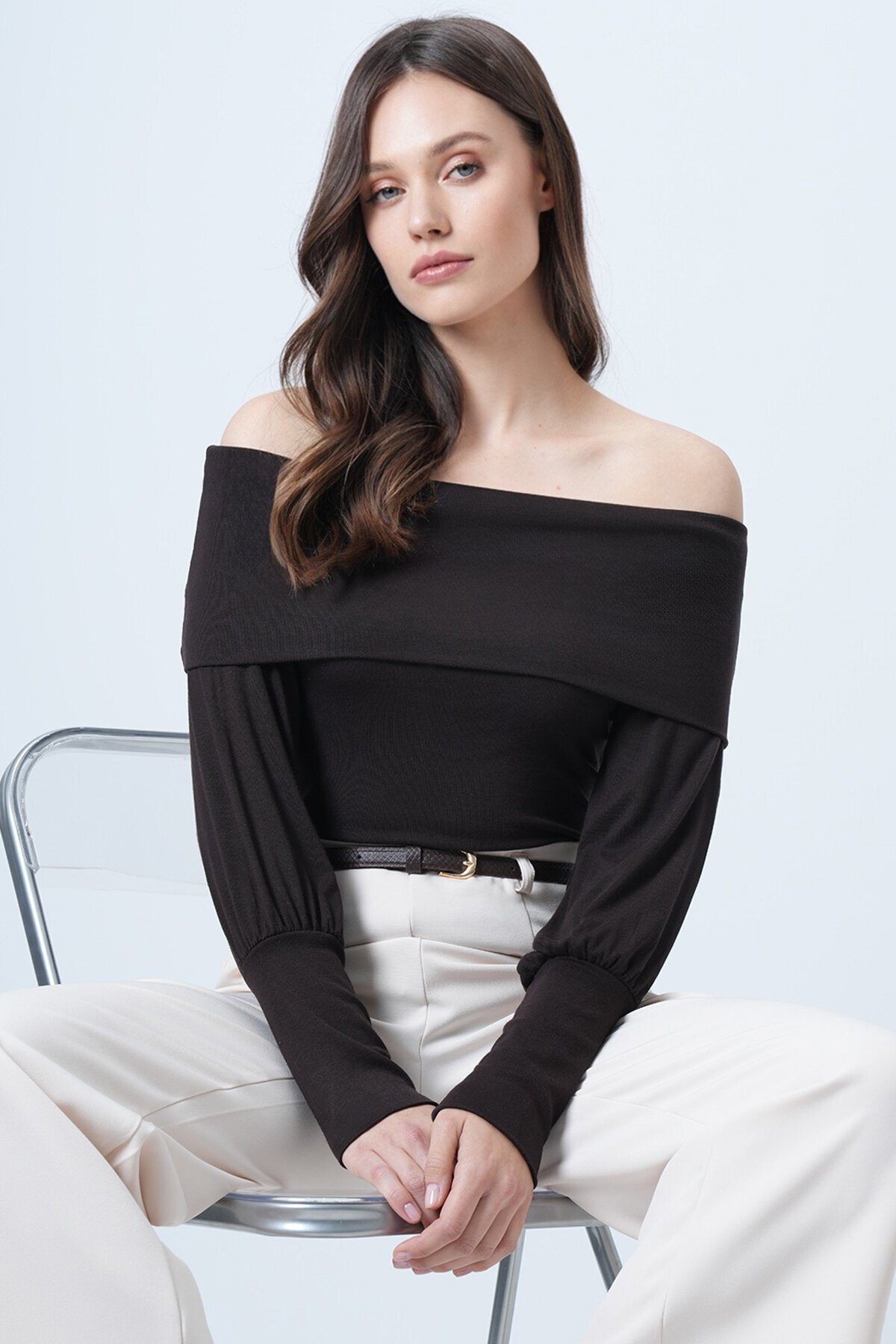 Geniş Kol Manşetli Madonna Yaka Bluz