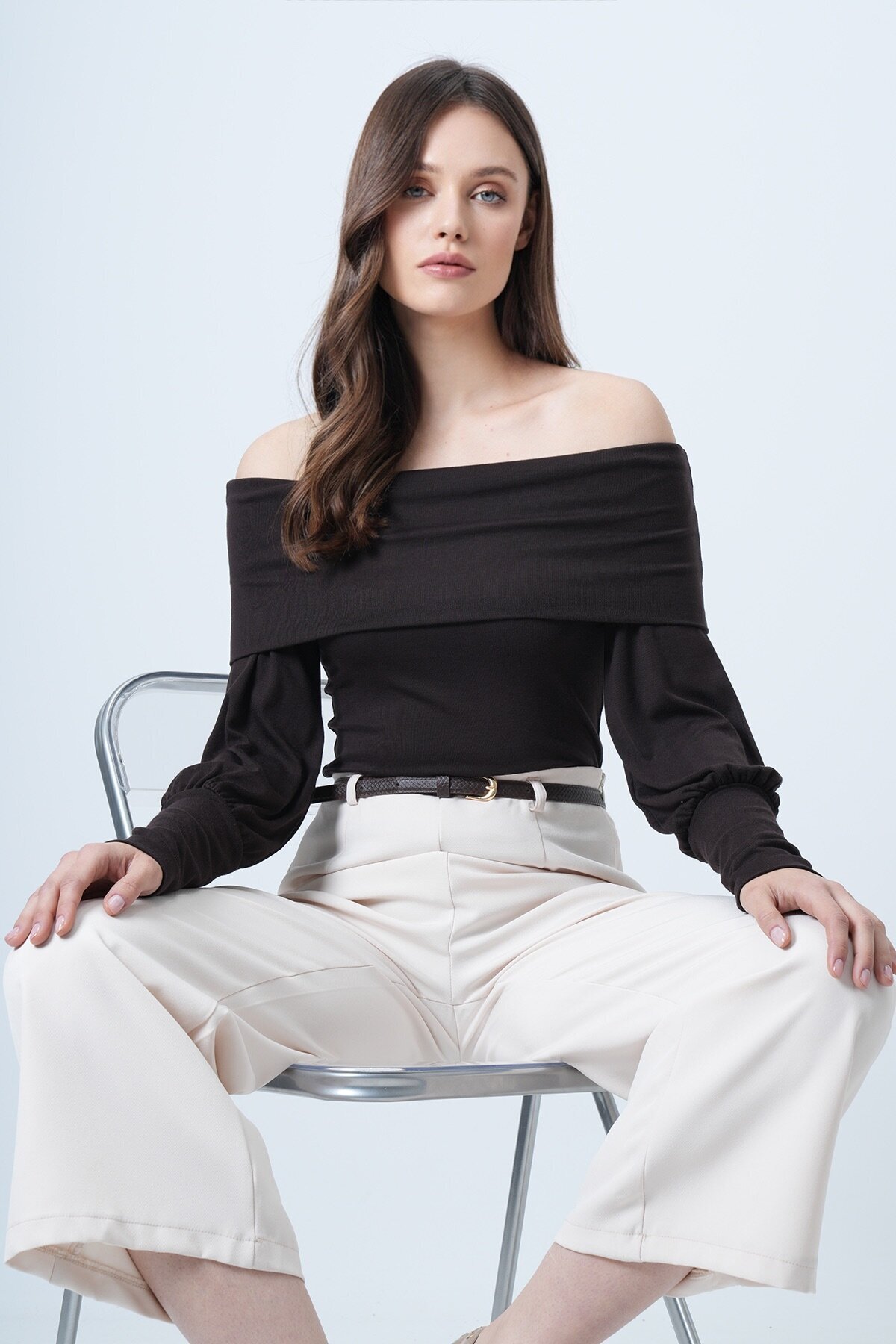 Geniş Kol Manşetli Madonna Yaka Bluz