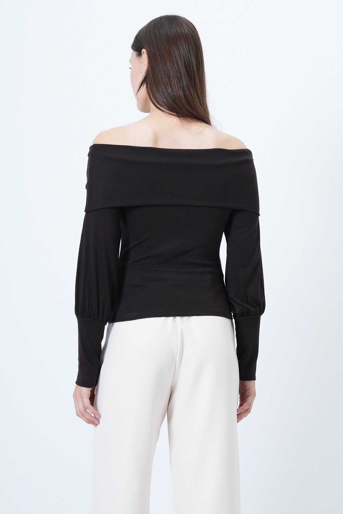 Geniş Kol Manşetli Madonna Yaka Bluz