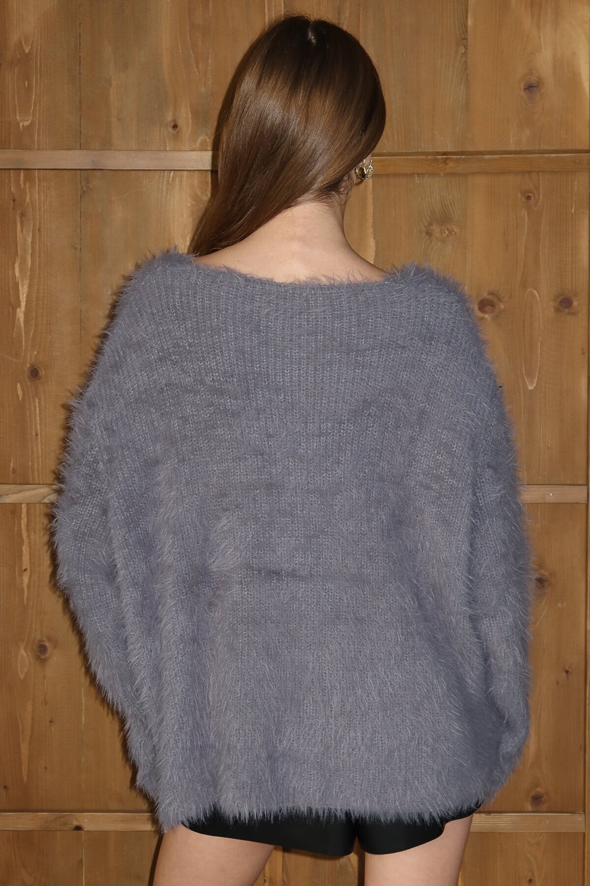 Geniş Yaka Püsküllü Triko Kazak