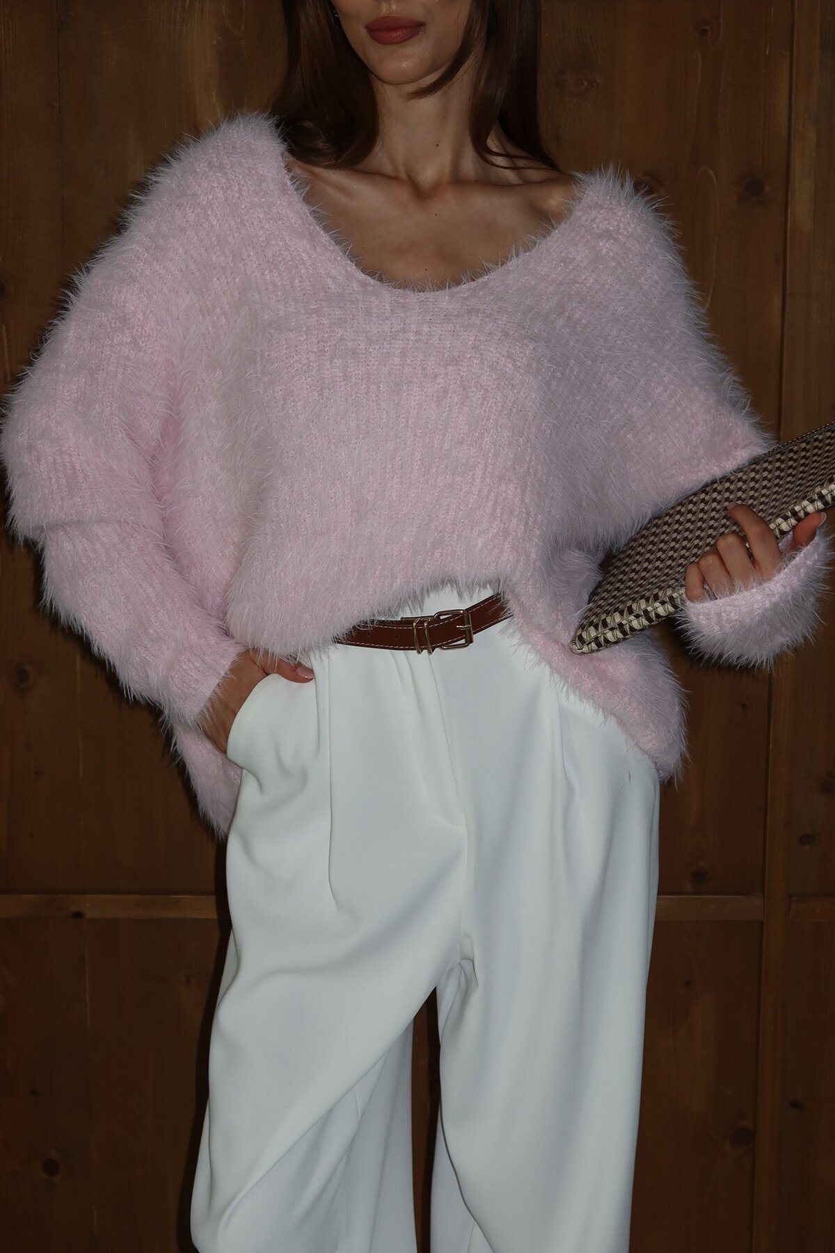 Geniş Yaka Püsküllü Triko Kazak