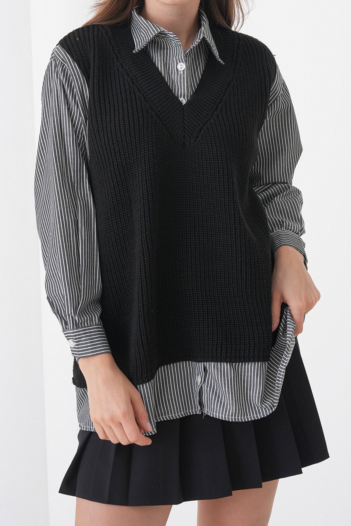 Gömlek Detaylı V Yaka Triko Süveter Bluz