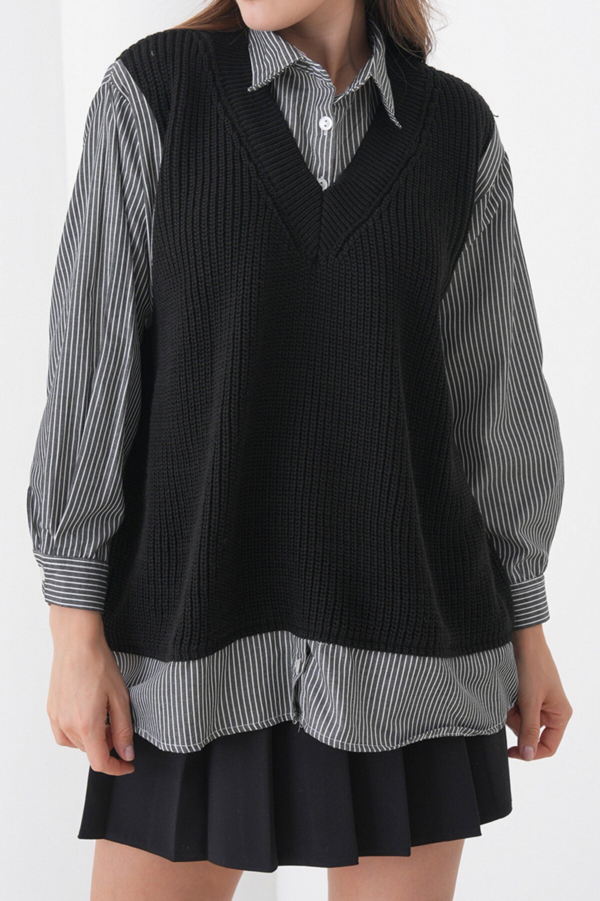 Gömlek Detaylı V Yaka Triko Süveter Bluz