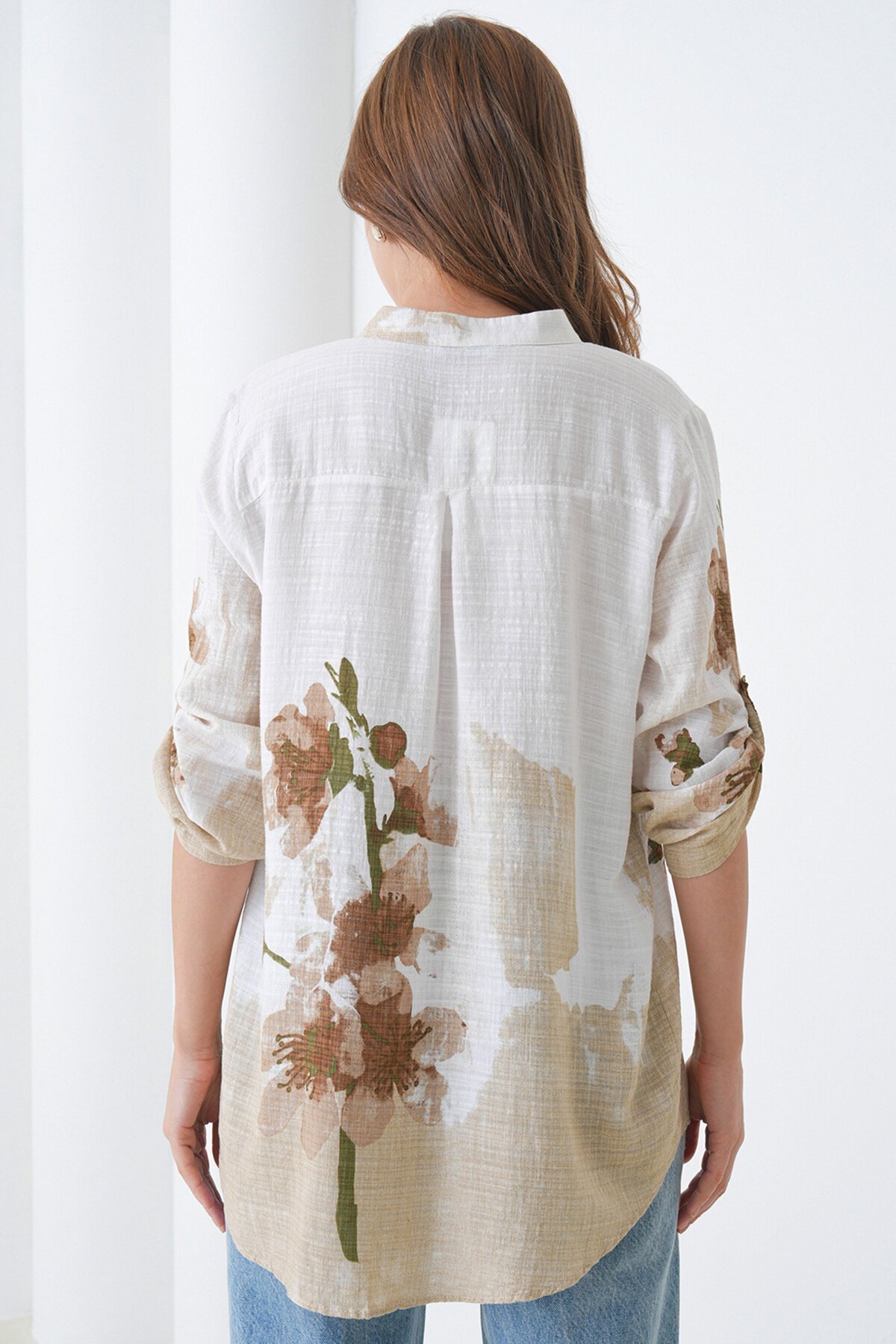 Hakim Yaka Çiçek Desenli Keten Gömlek
