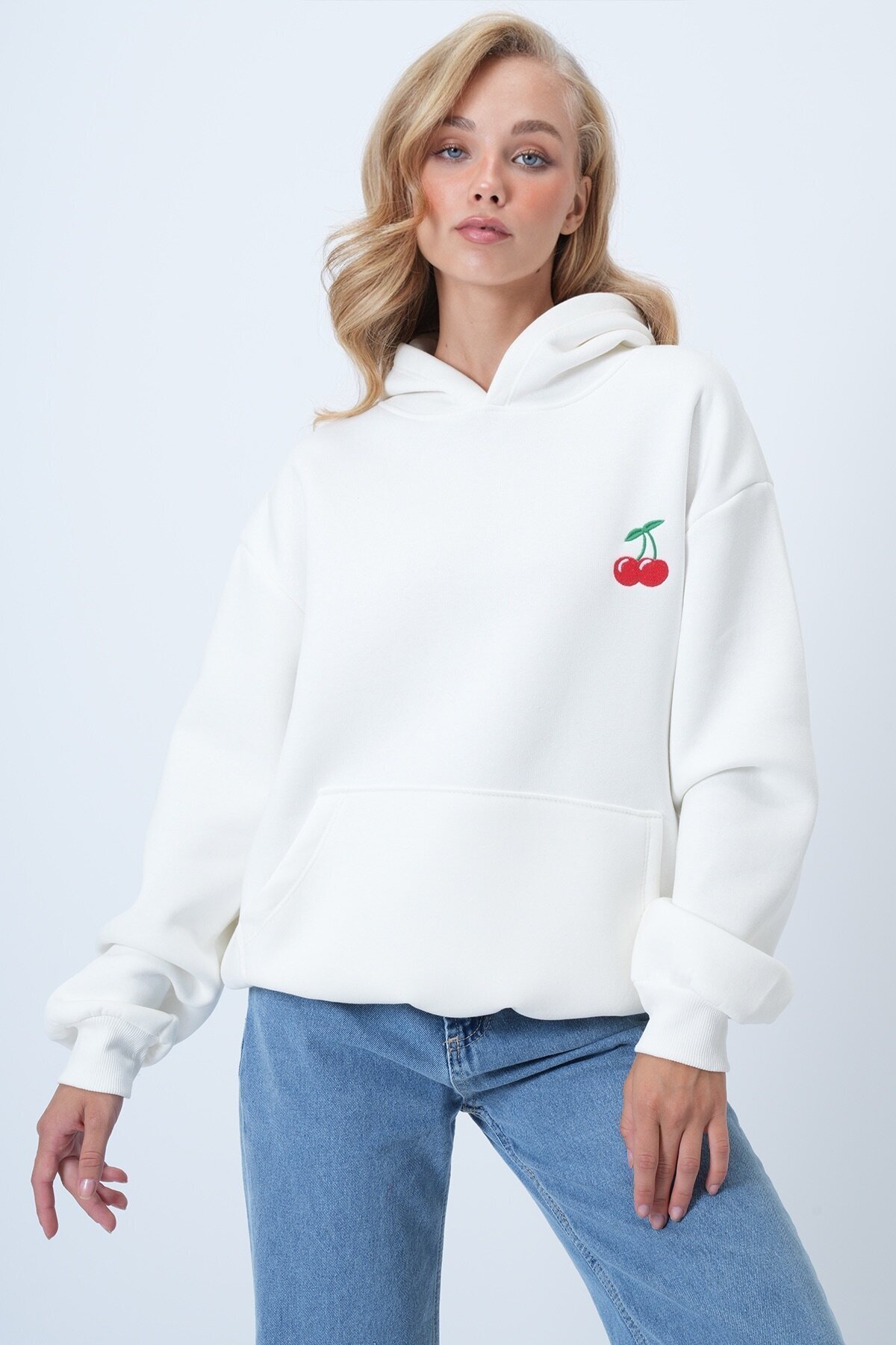 İçi Şardonlu Kanguru Cepli Kiraz Nakışlı Kapüşonlu 3 İplik Sweatshırt