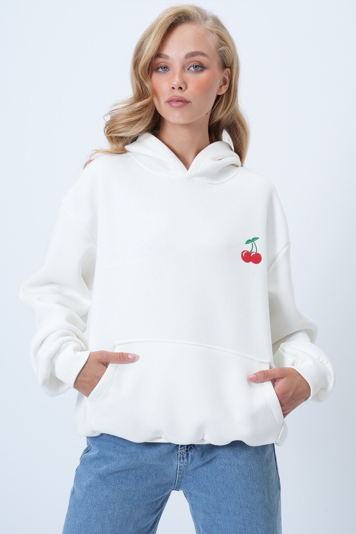 İçi Şardonlu Kanguru Cepli Kiraz Nakışlı Kapüşonlu 3 İplik Sweatshırt