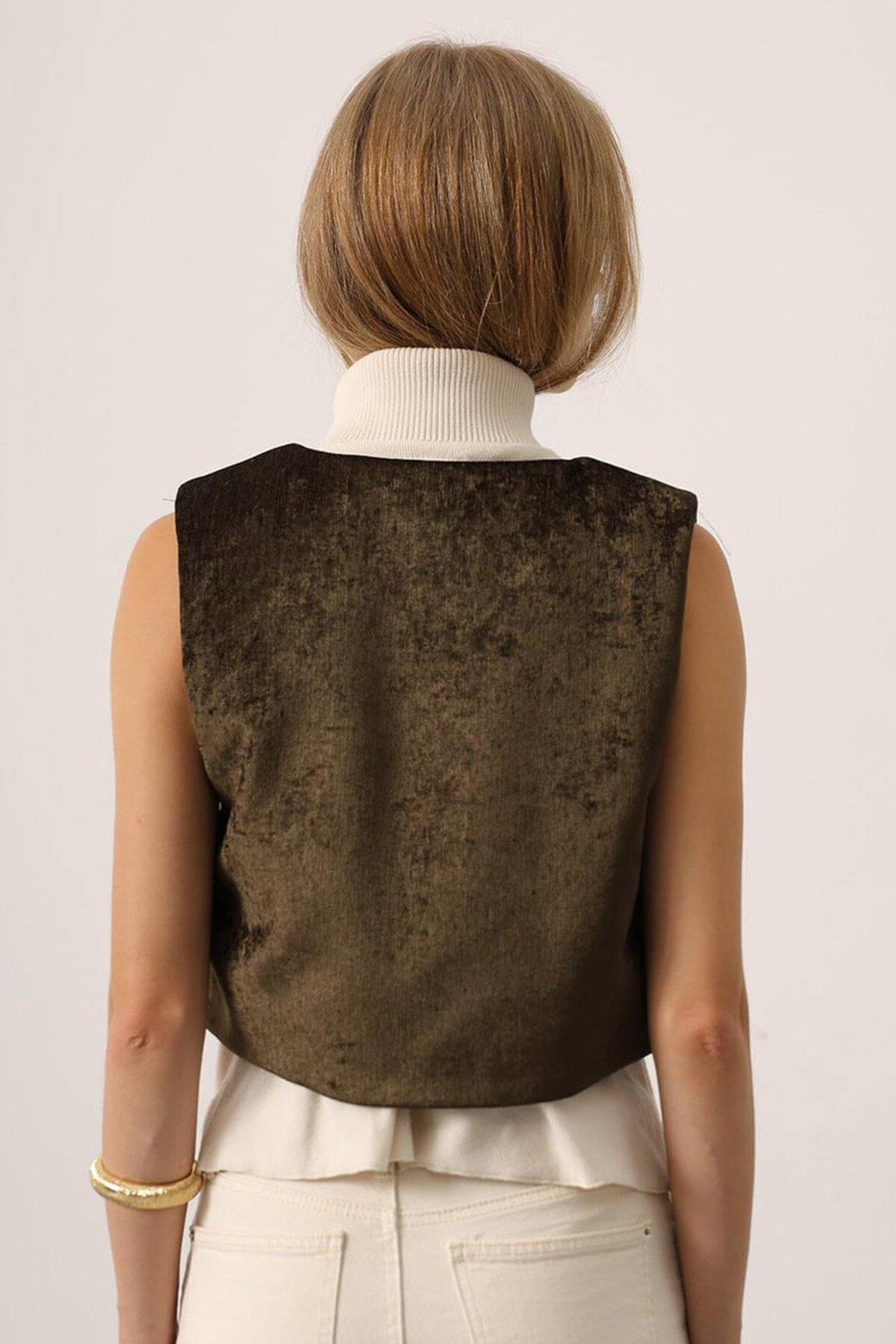 Kadife Dokulu Jakarlı Desenli Kısa Yelek