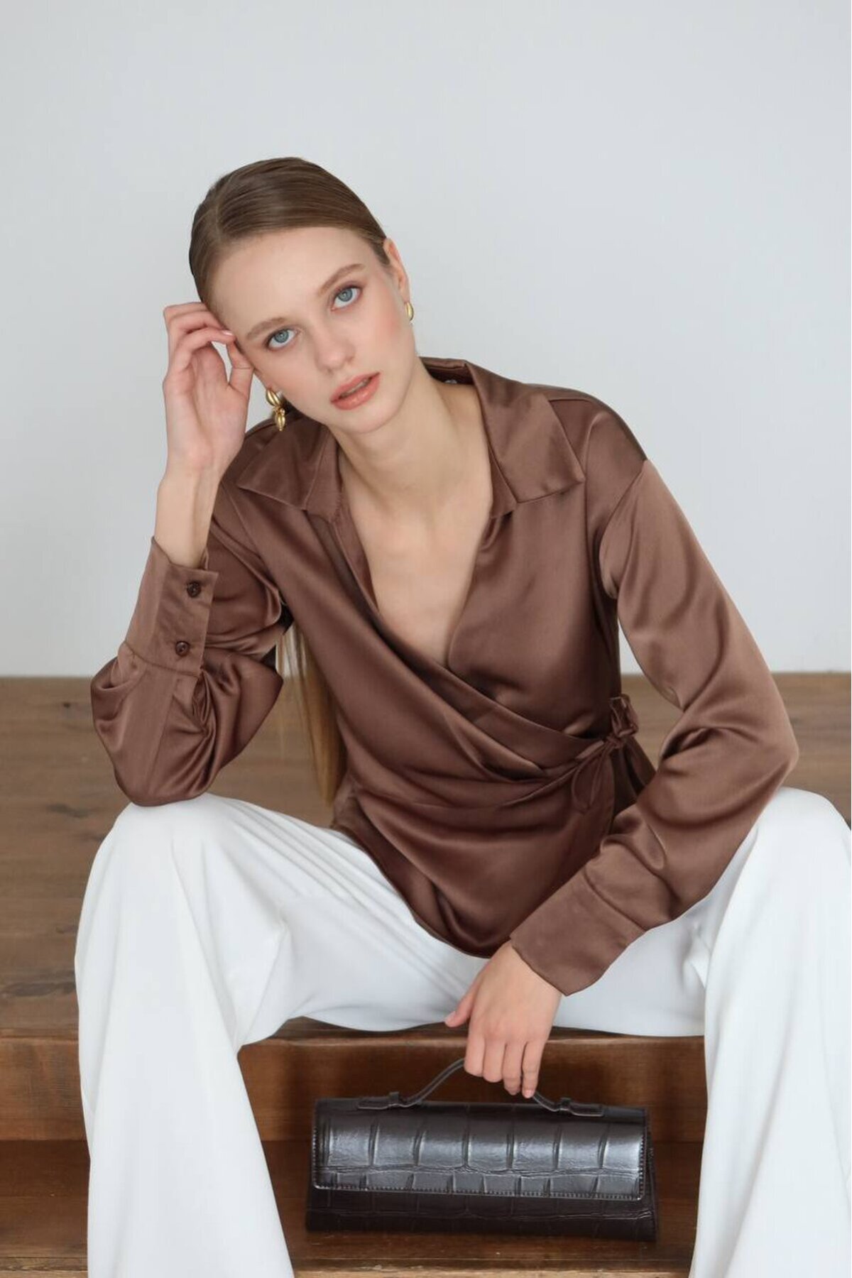 Kahverengi Kruvaze Yaka Kuşaklı Saten Bluz