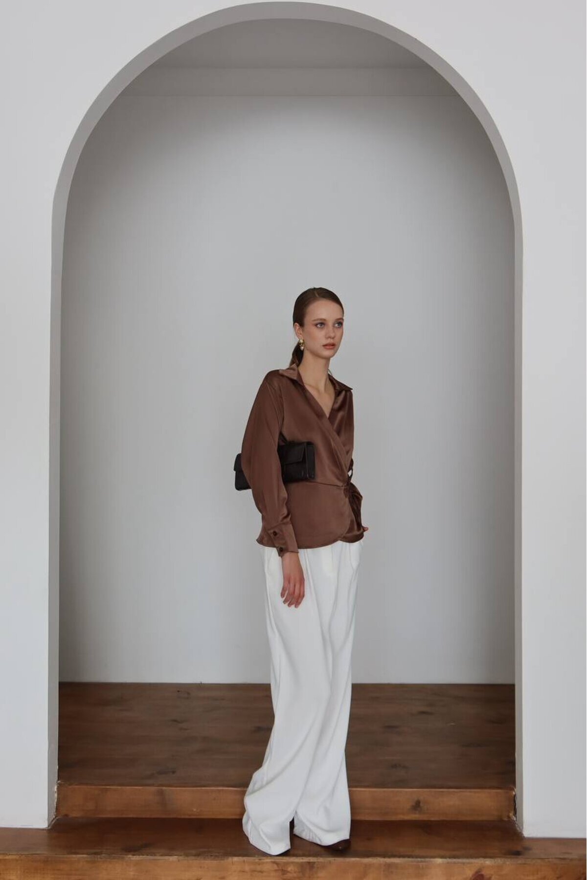 Kahverengi Kruvaze Yaka Kuşaklı Saten Bluz