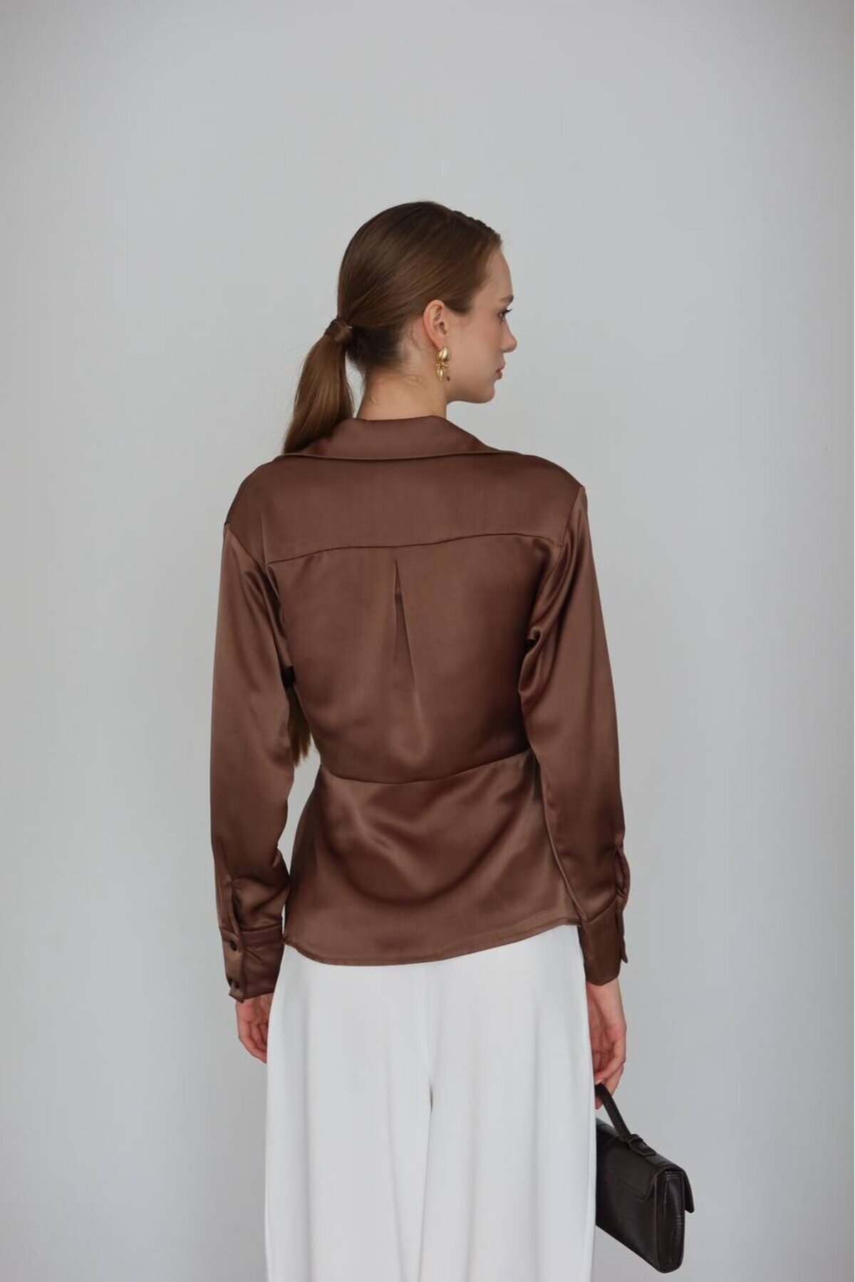 Kahverengi Kruvaze Yaka Kuşaklı Saten Bluz
