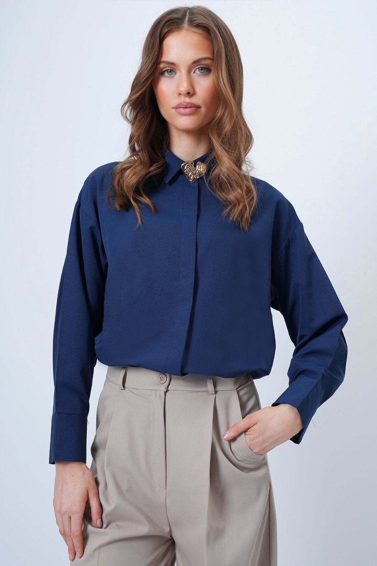 Kalp Broş Detaylı Geniş Manşetli Gömlek