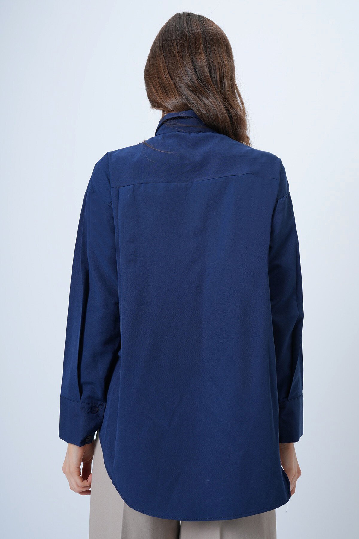 Kalp Broş Detaylı Geniş Manşetli Gömlek