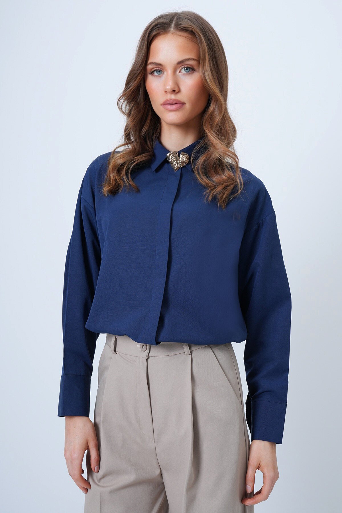 Kalp Broş Detaylı Geniş Manşetli Gömlek