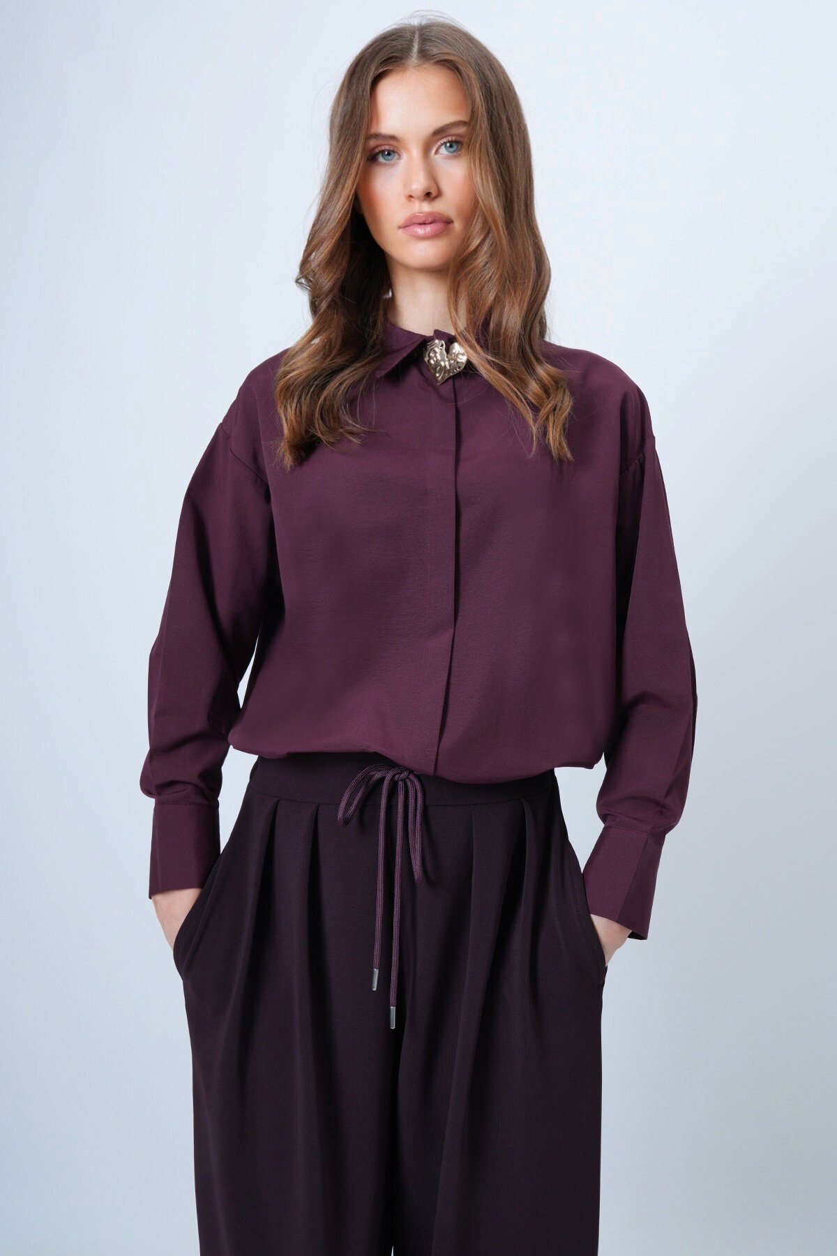 Kalp Broş Detaylı Geniş Manşetli Gömlek