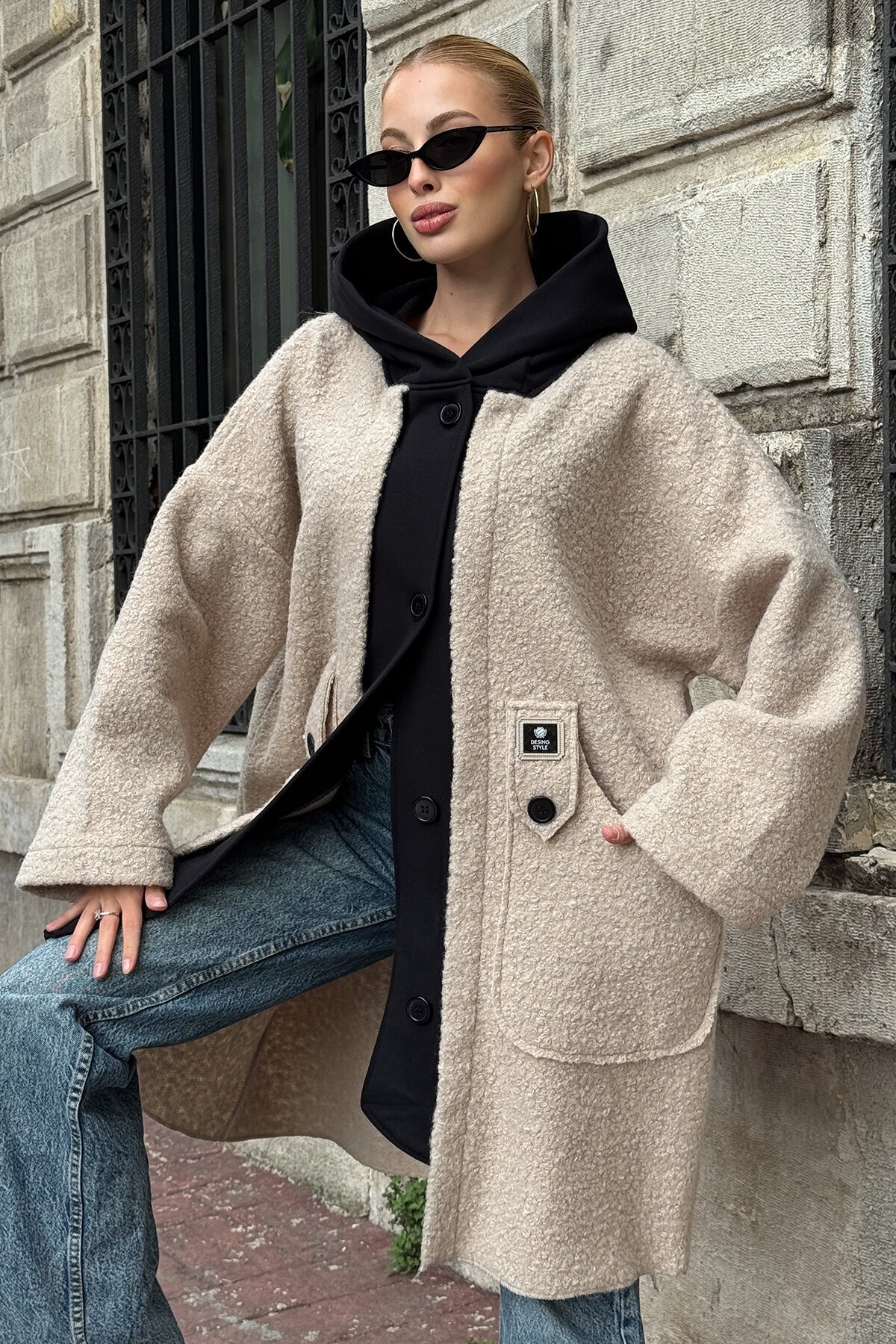 Kapüşonlu Çift Cepli Düğme Kapamalı Kaşe Kaban