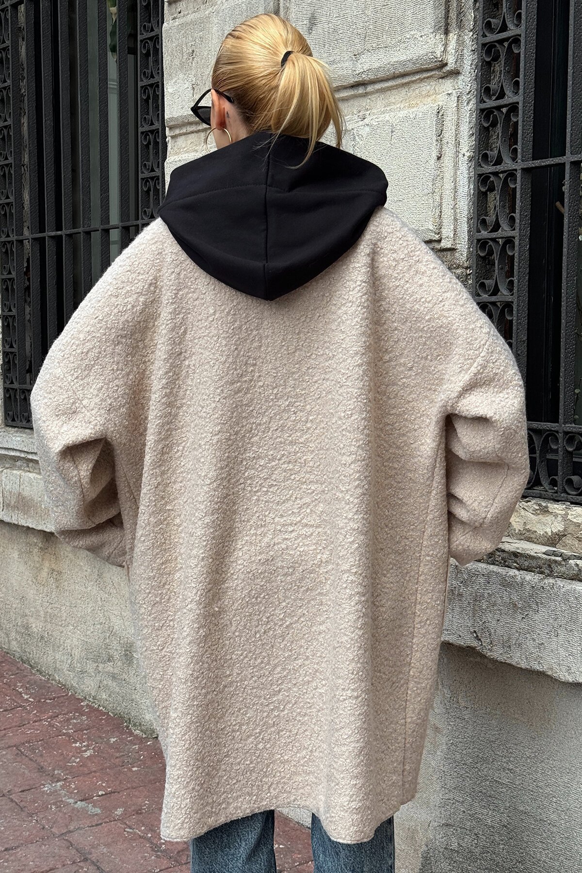 Kapüşonlu Çift Cepli Düğme Kapamalı Kaşe Kaban