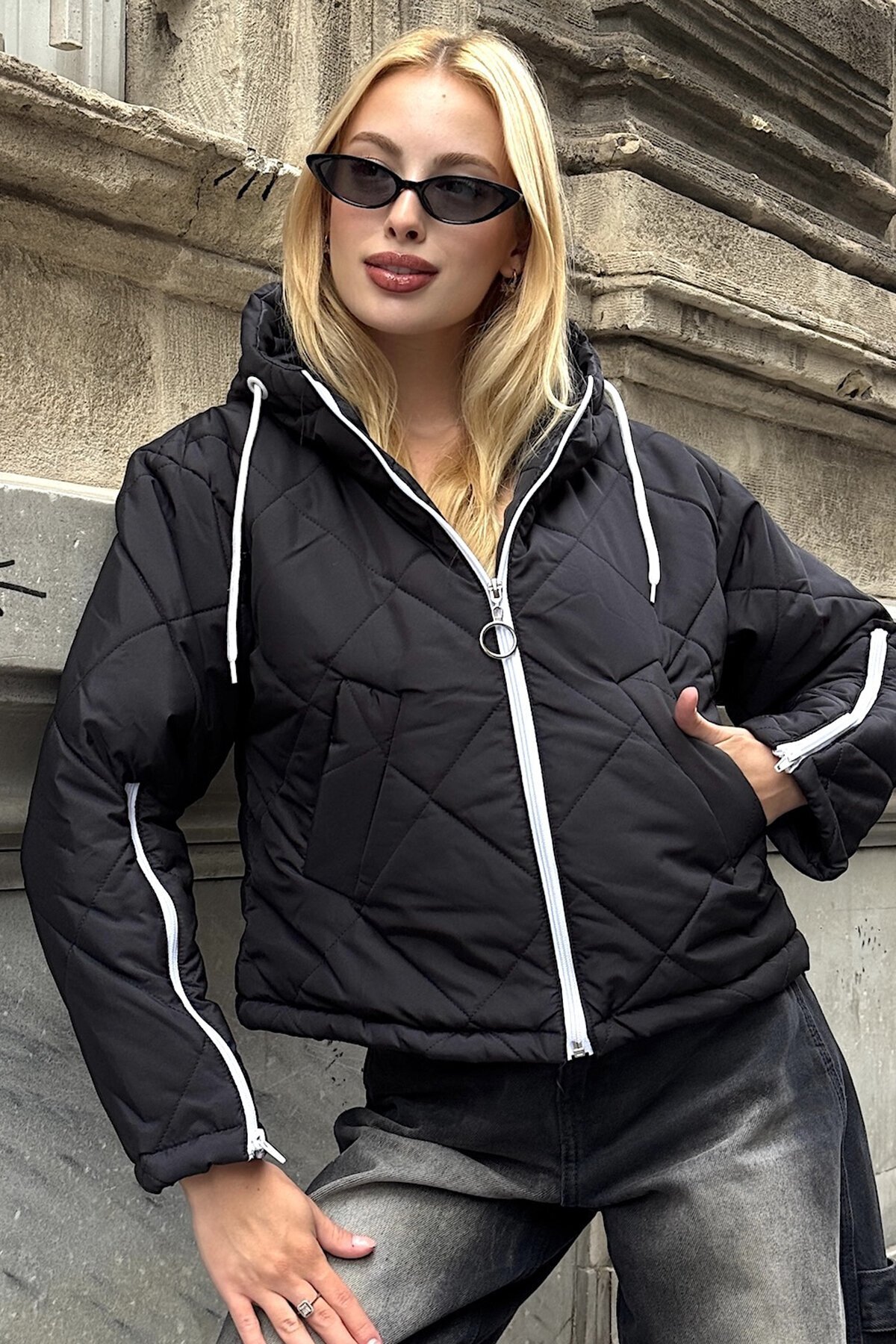 Siyah Kapüşonlu Kol Fermuarlı Kapitone Şişme Astarlı Mont