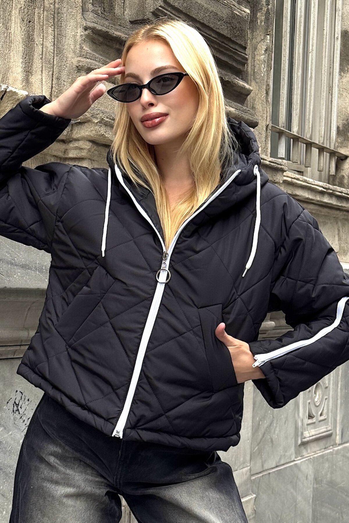 Siyah Kapüşonlu Kol Fermuarlı Kapitone Şişme Astarlı Mont