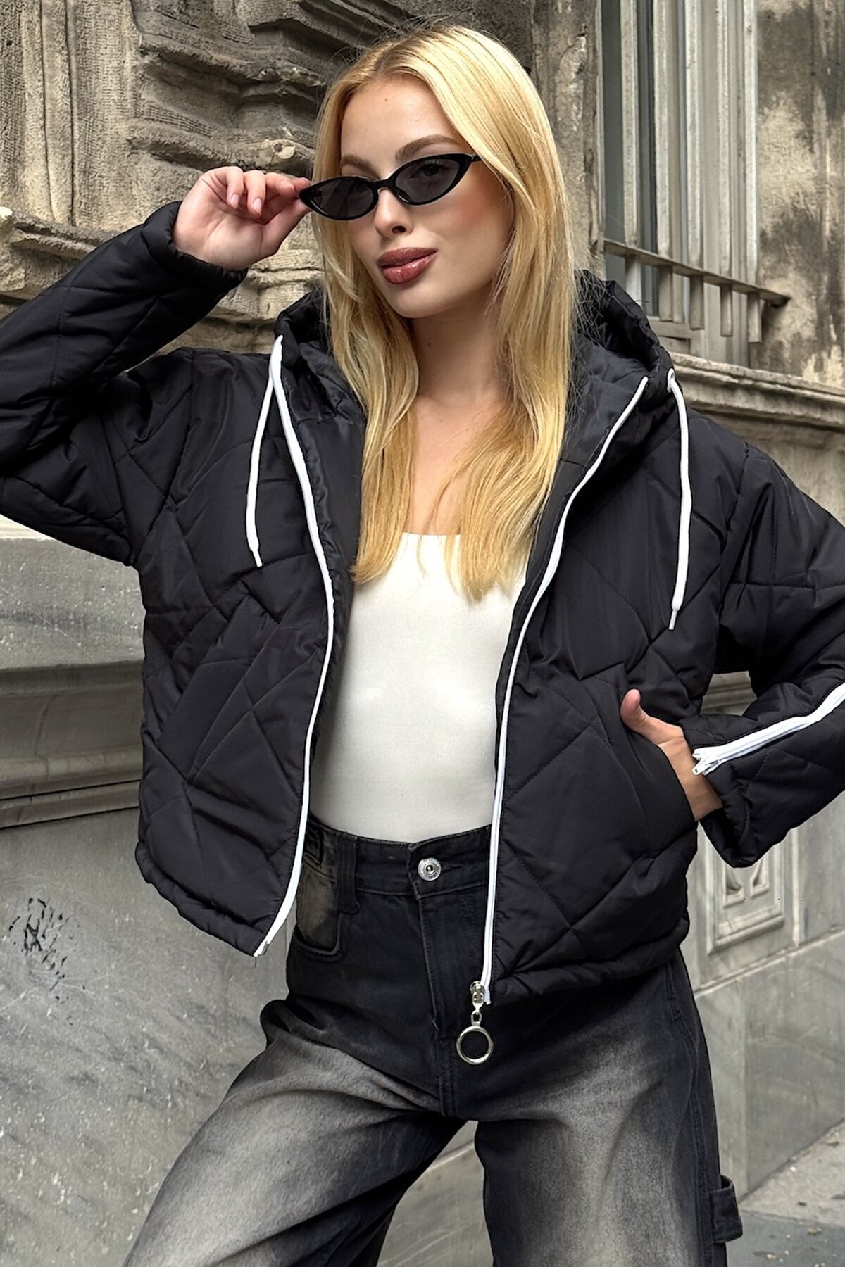 Siyah Kapüşonlu Kol Fermuarlı Kapitone Şişme Astarlı Mont