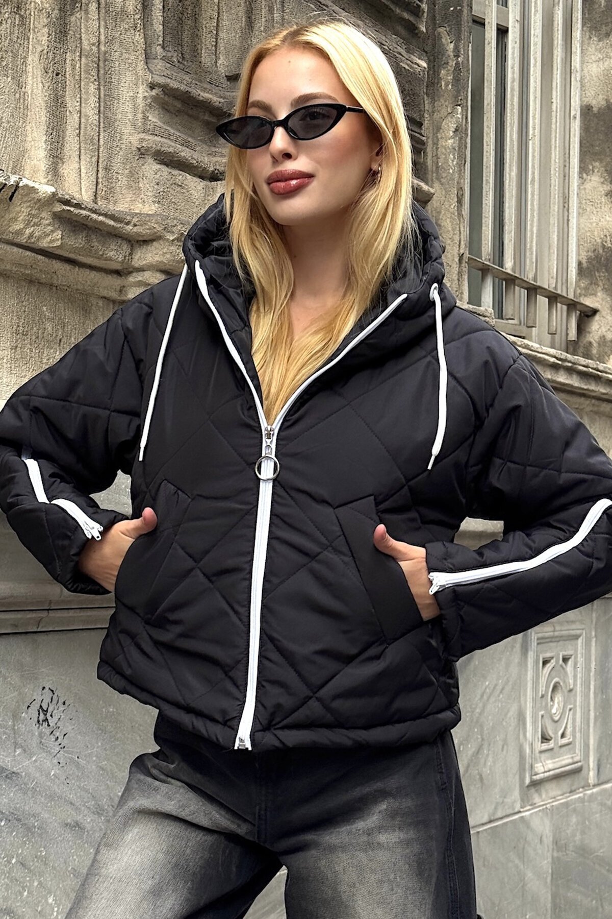 Siyah Kapüşonlu Kol Fermuarlı Kapitone Şişme Astarlı Mont