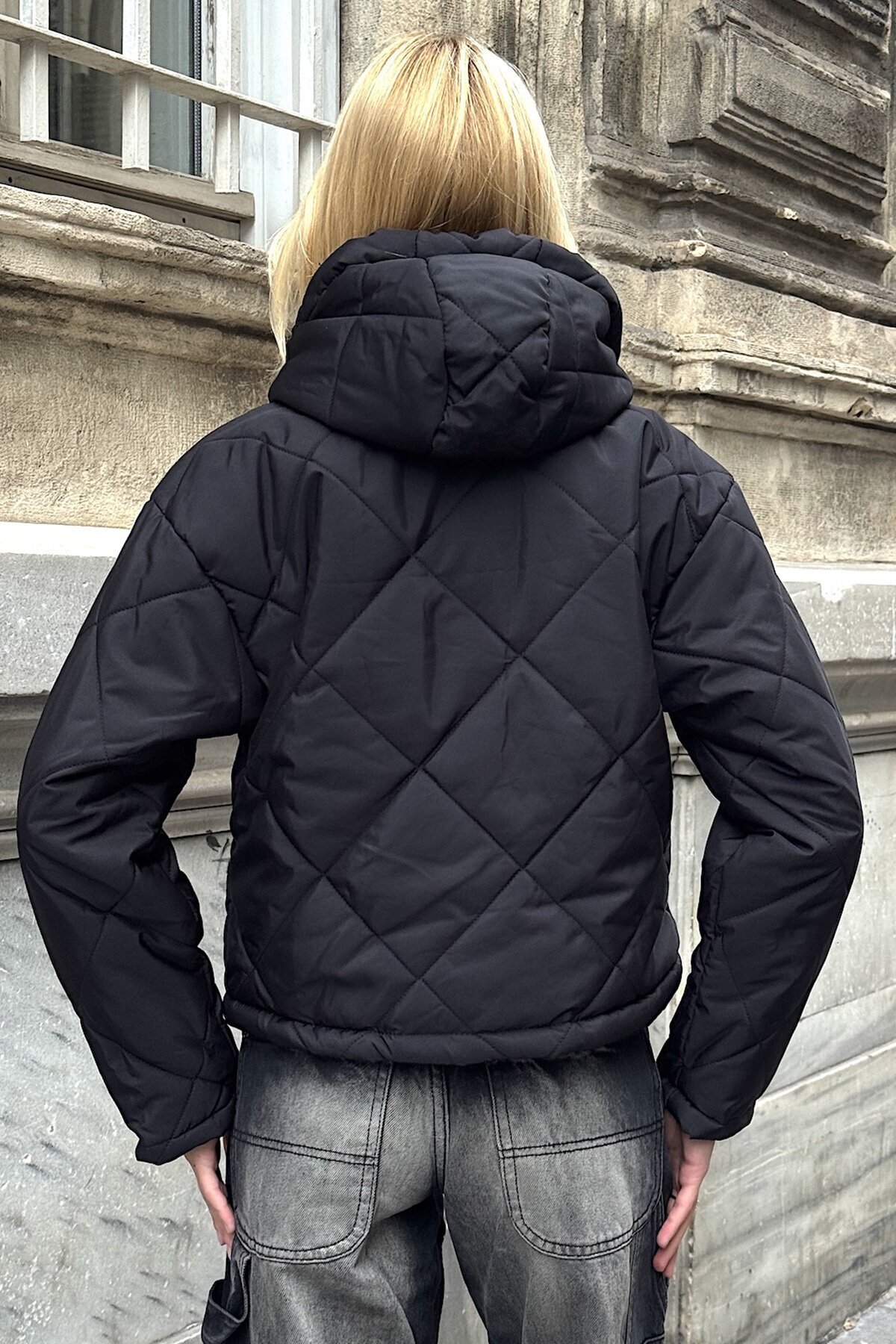 Siyah Kapüşonlu Kol Fermuarlı Kapitone Şişme Astarlı Mont