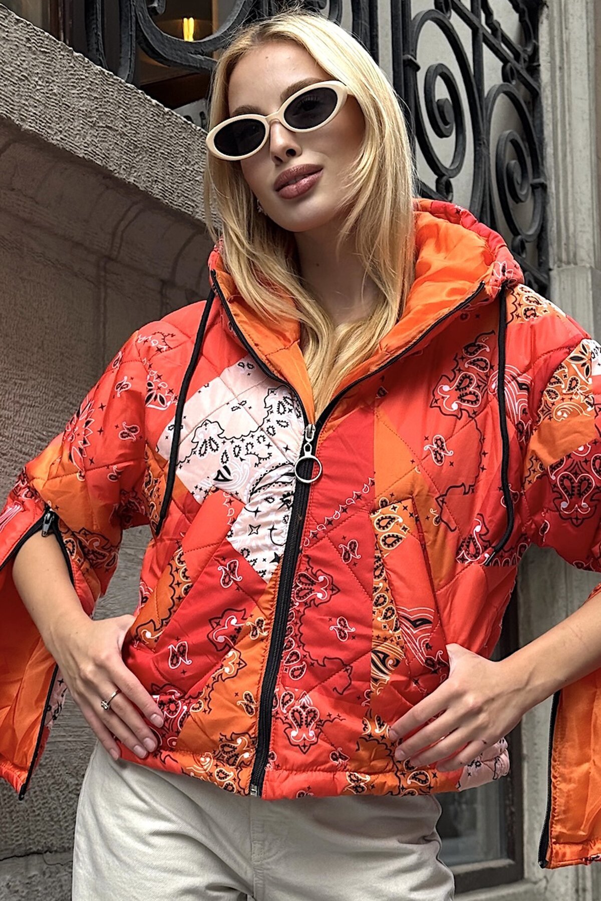 Turuncu Kapüşonlu Kol Fermuarlı Kapitone Şişme Astarlı Mont