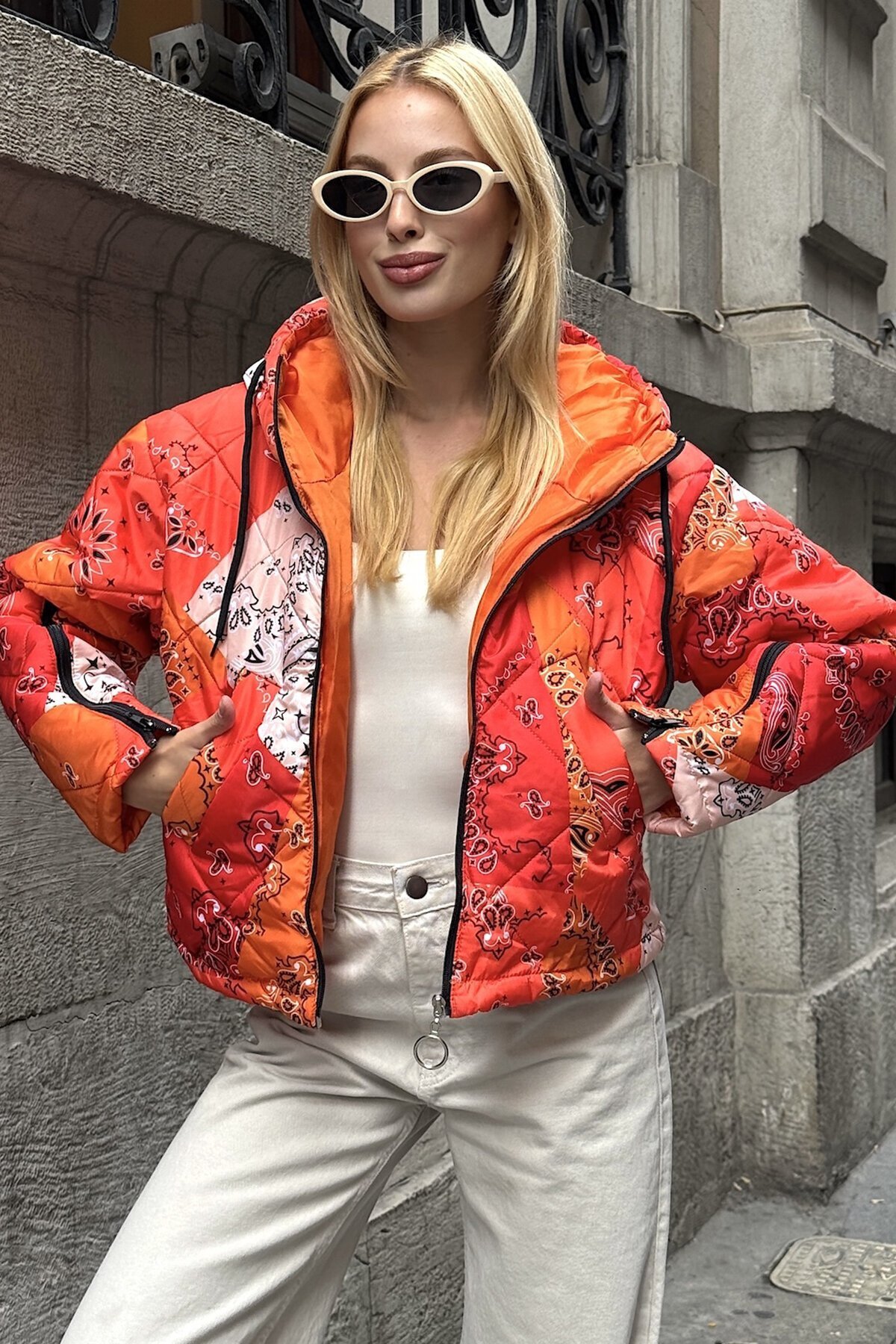 Turuncu Kapüşonlu Kol Fermuarlı Kapitone Şişme Astarlı Mont