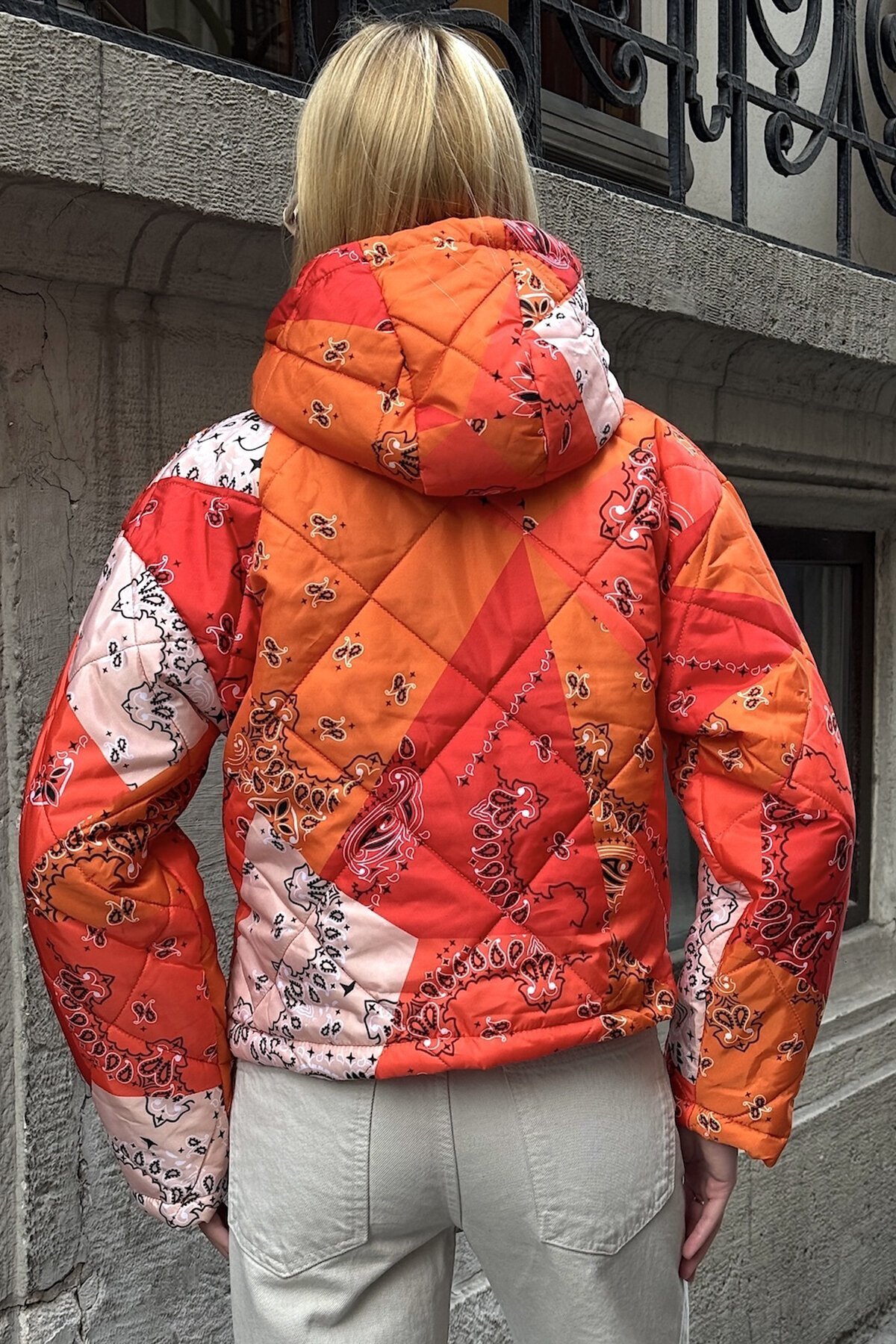 Turuncu Kapüşonlu Kol Fermuarlı Kapitone Şişme Astarlı Mont