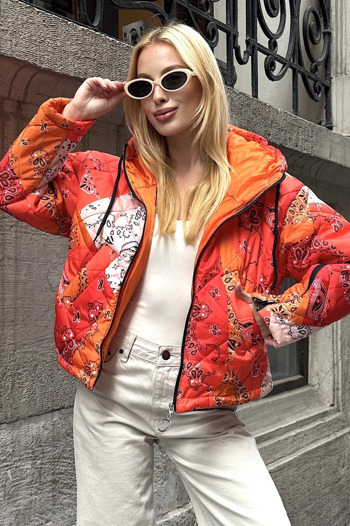 Turuncu Kapüşonlu Kol Fermuarlı Kapitone Şişme Astarlı Mont