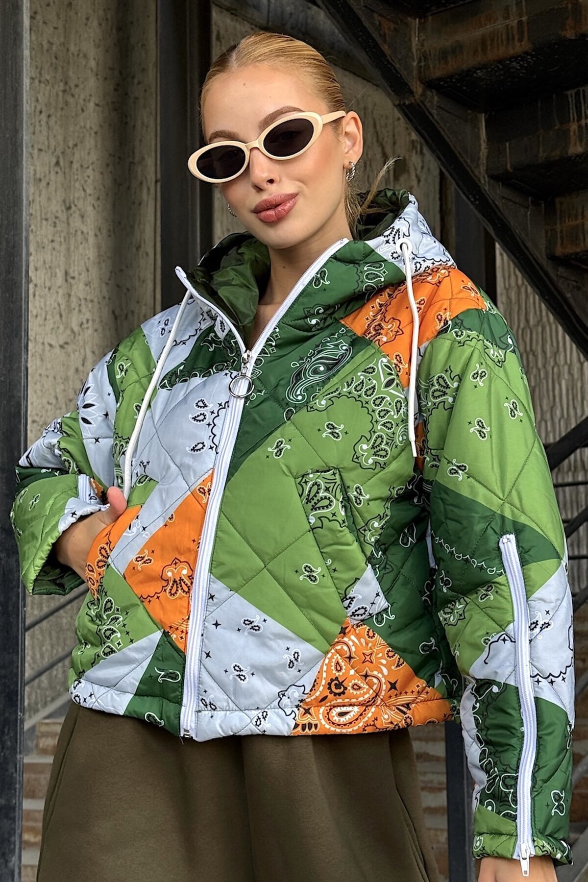 Yeşil Kapüşonlu Kol Fermuarlı Kapitone Şişme Astarlı Mont