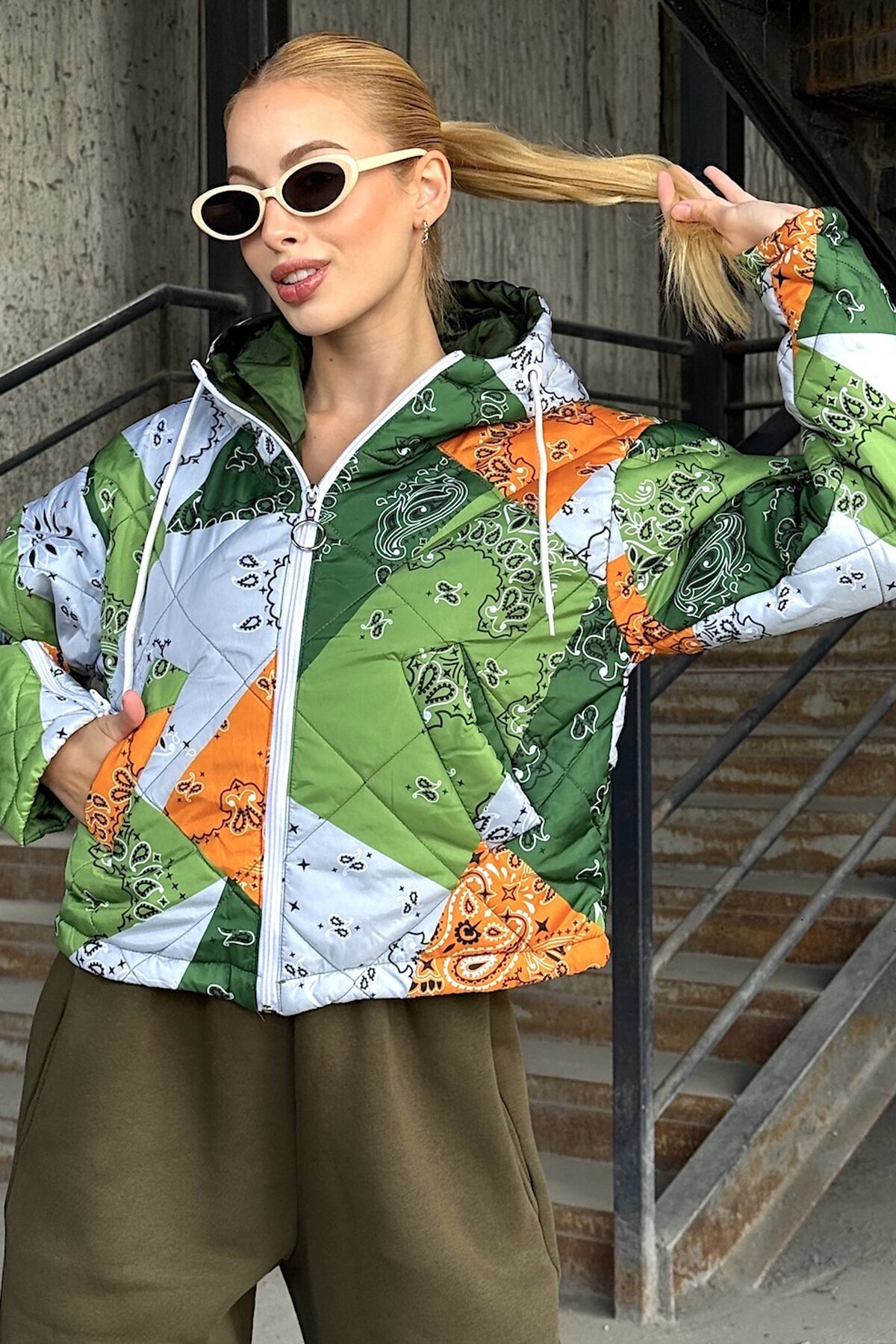 Yeşil Kapüşonlu Kol Fermuarlı Kapitone Şişme Astarlı Mont