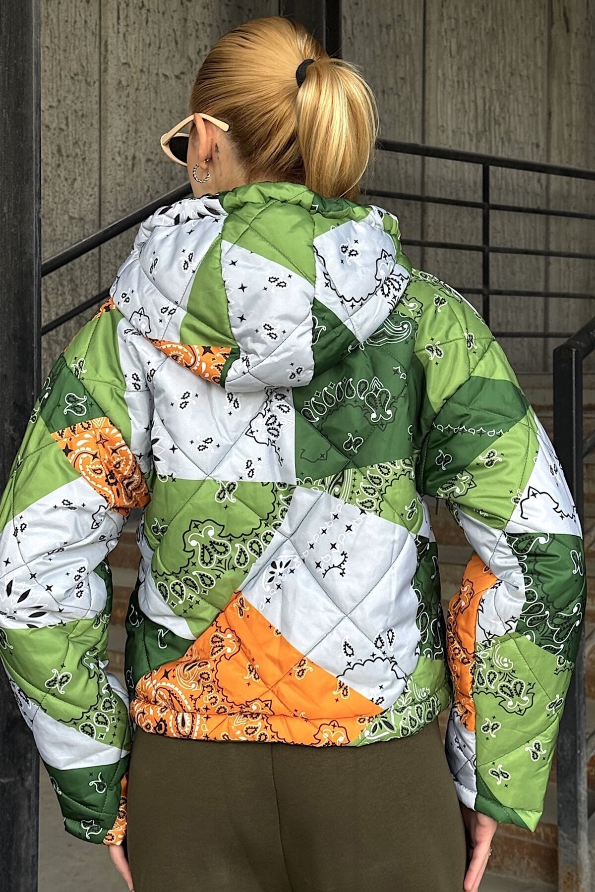 Yeşil Kapüşonlu Kol Fermuarlı Kapitone Şişme Astarlı Mont