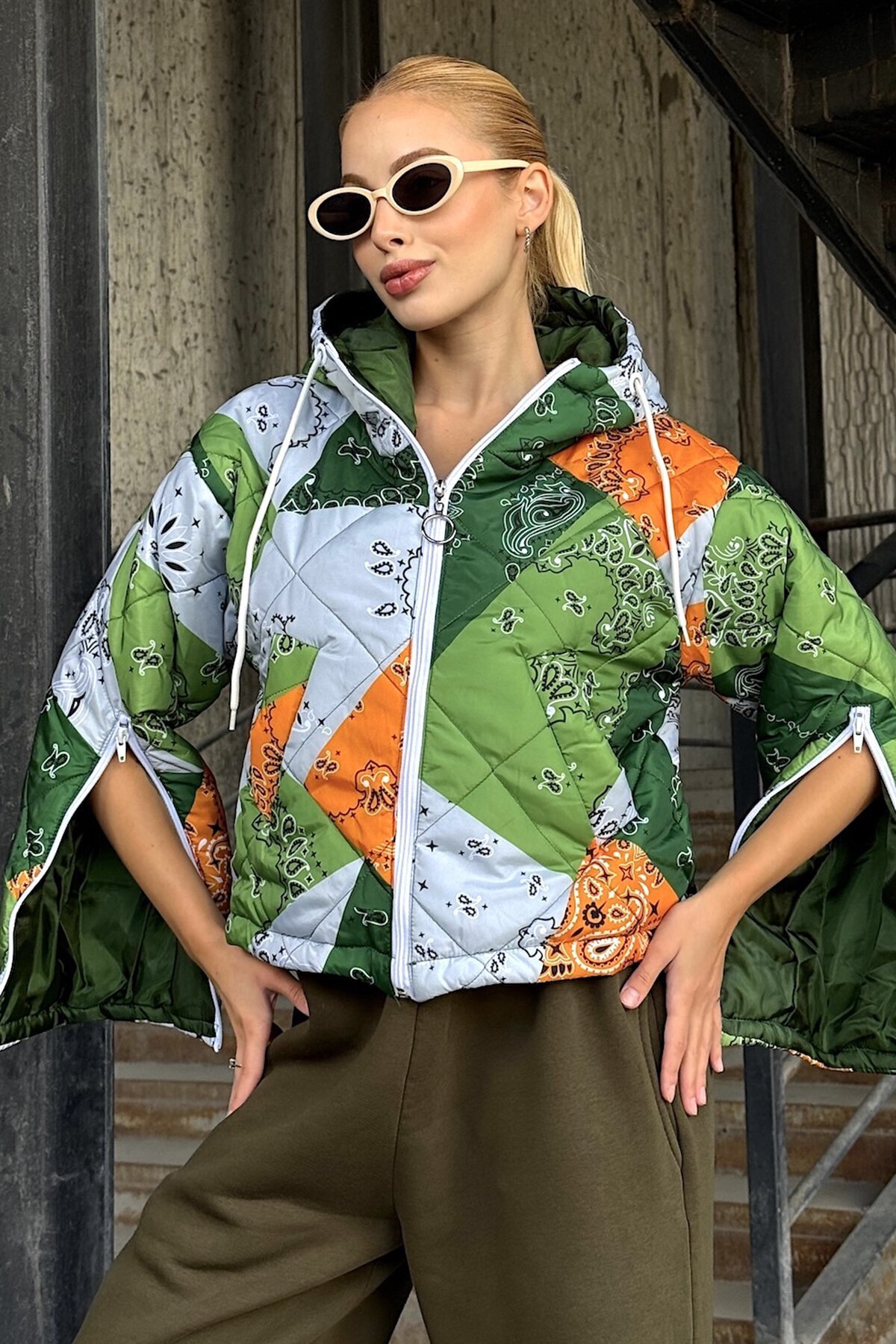 Yeşil Kapüşonlu Kol Fermuarlı Kapitone Şişme Astarlı Mont