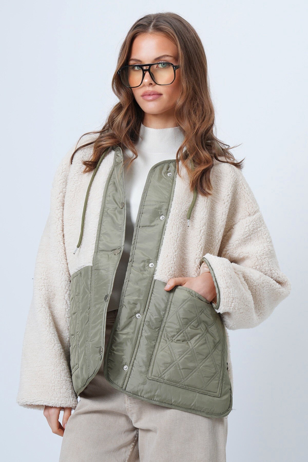 Kapüşonlu Peluş Dokulu Büyük Cepli Düğmeli Mont