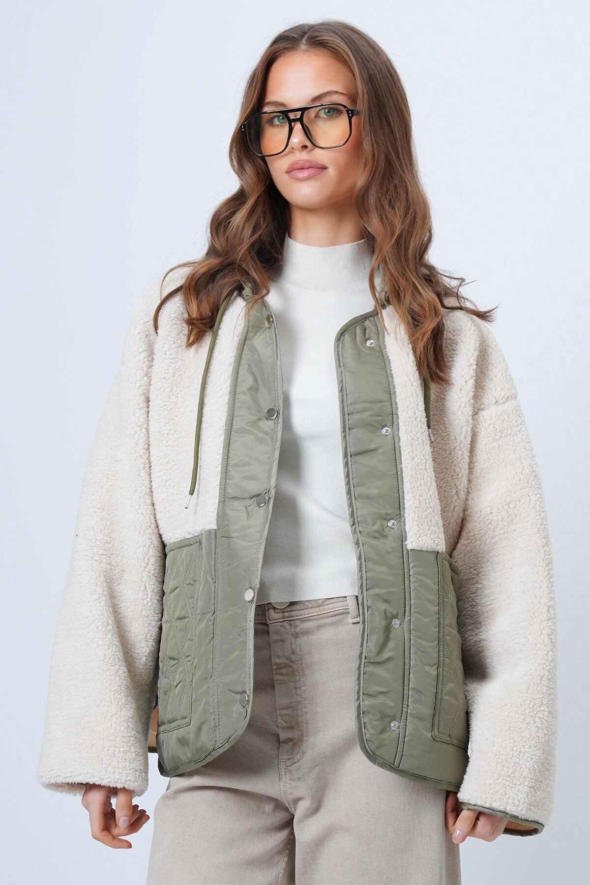 Kapüşonlu Peluş Dokulu Büyük Cepli Düğmeli Mont