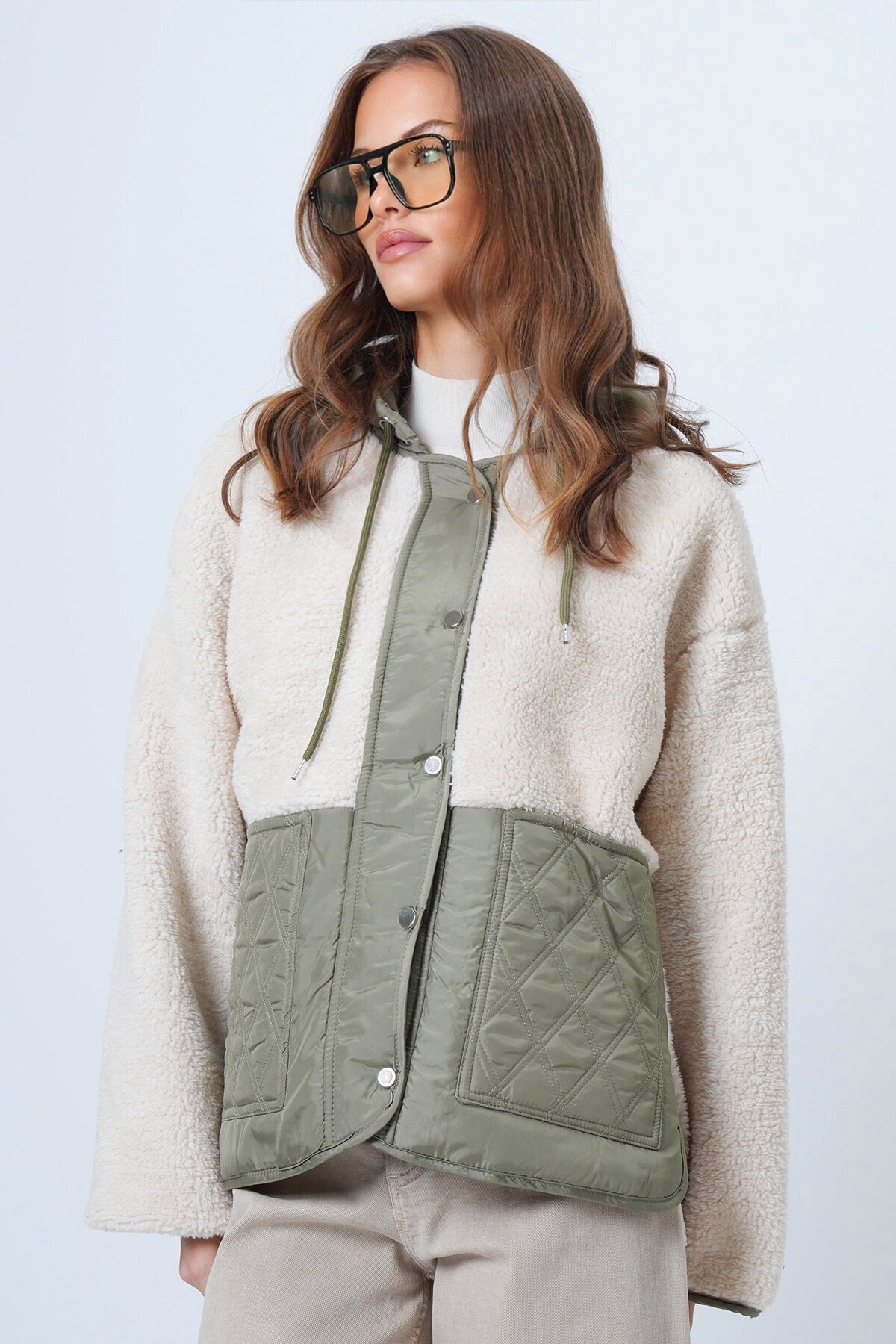 Kapüşonlu Peluş Dokulu Büyük Cepli Düğmeli Mont