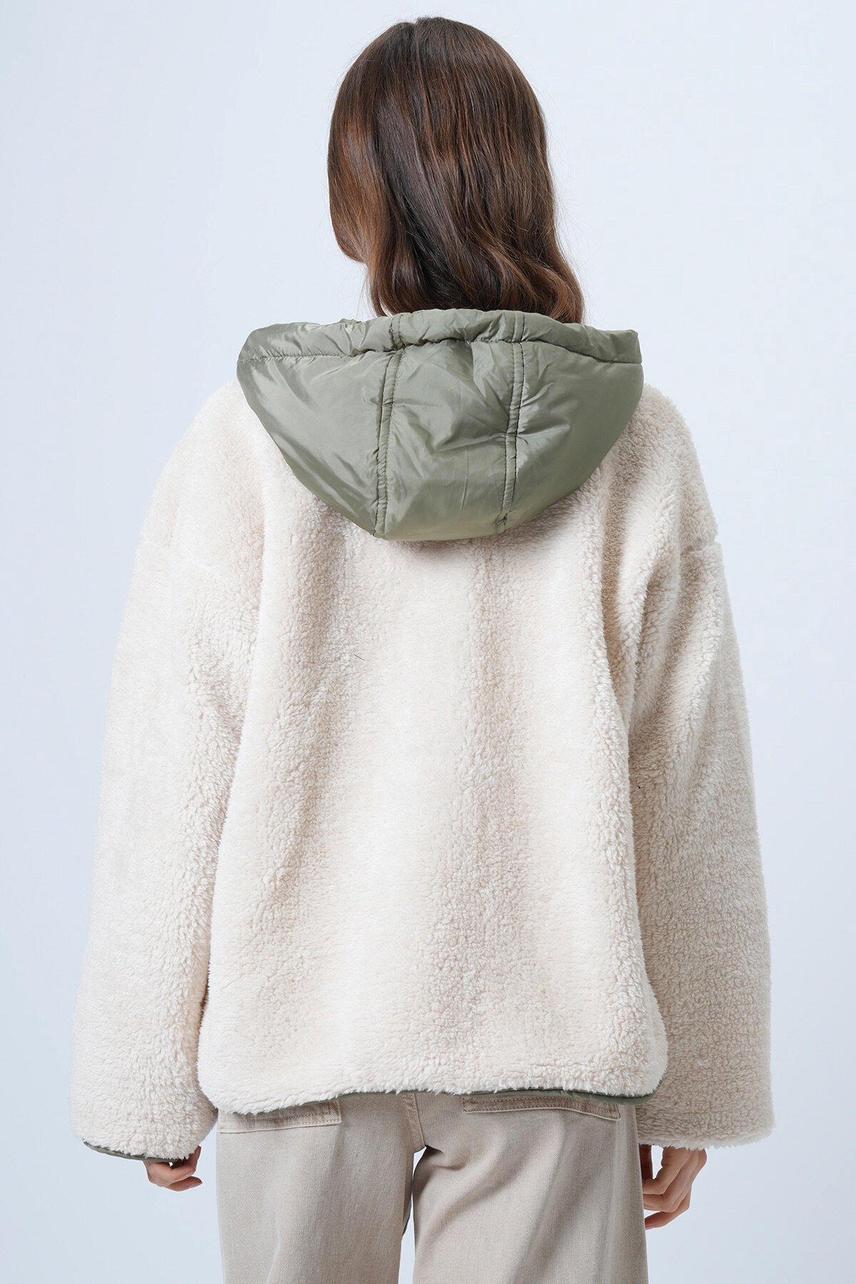 Kapüşonlu Peluş Dokulu Büyük Cepli Düğmeli Mont