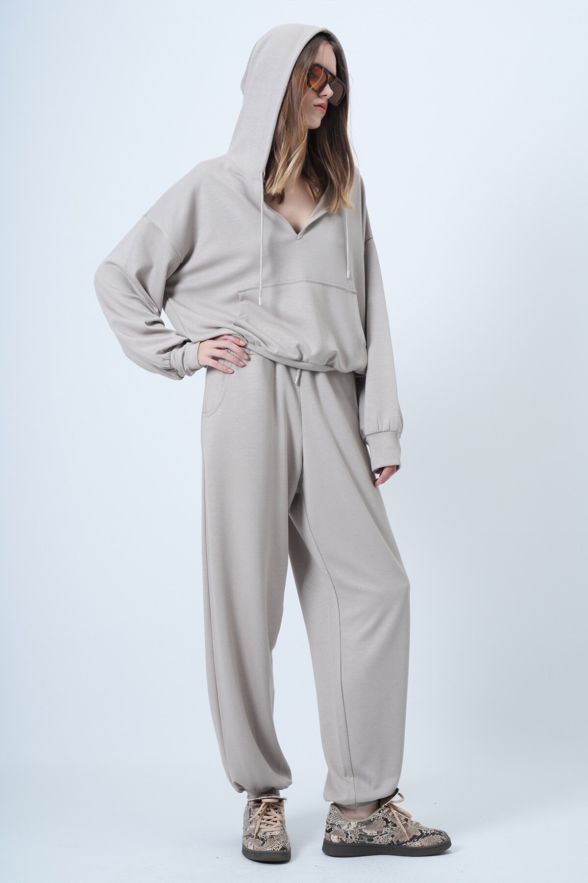 Kapüşonlu V Yaka Oversize Pamuklu Sweatshırt Ve Pantolonlu Takım