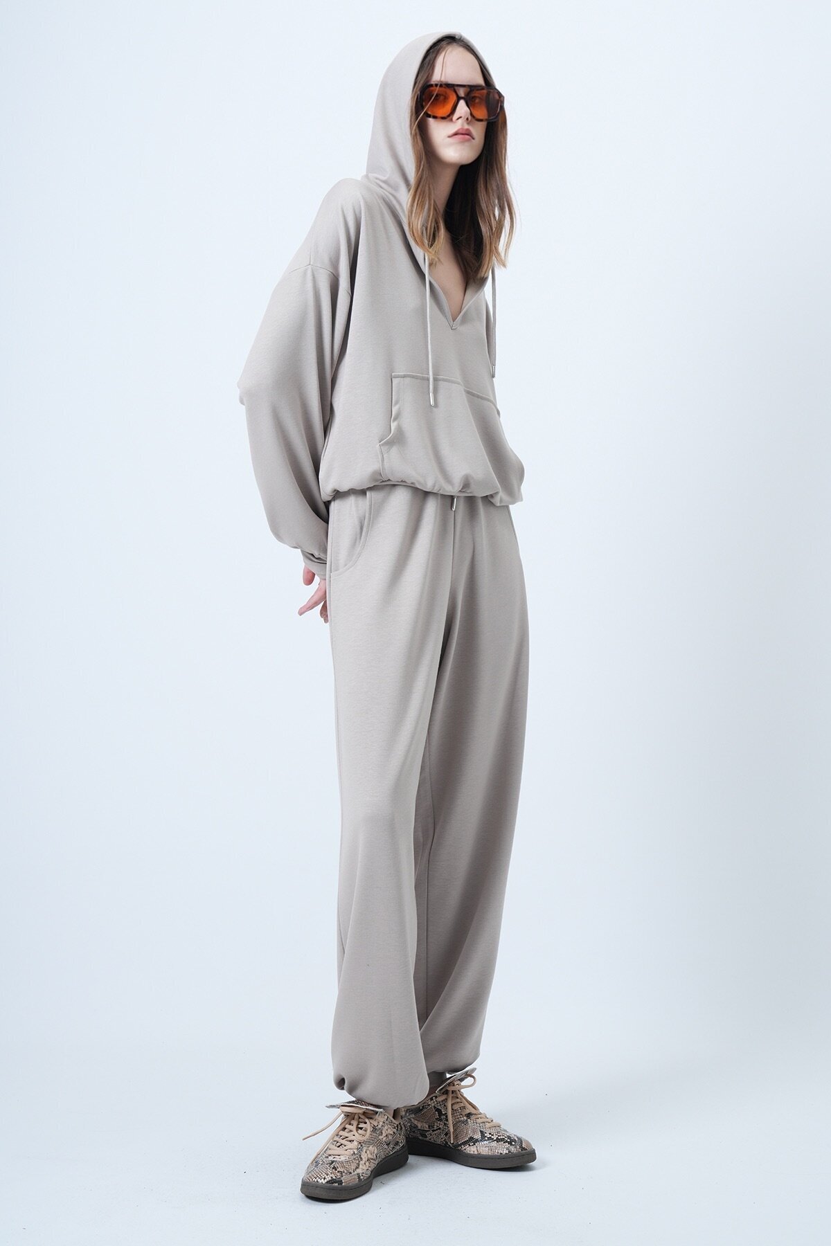 Kapüşonlu V Yaka Oversize Pamuklu Sweatshırt Ve Pantolonlu Takım