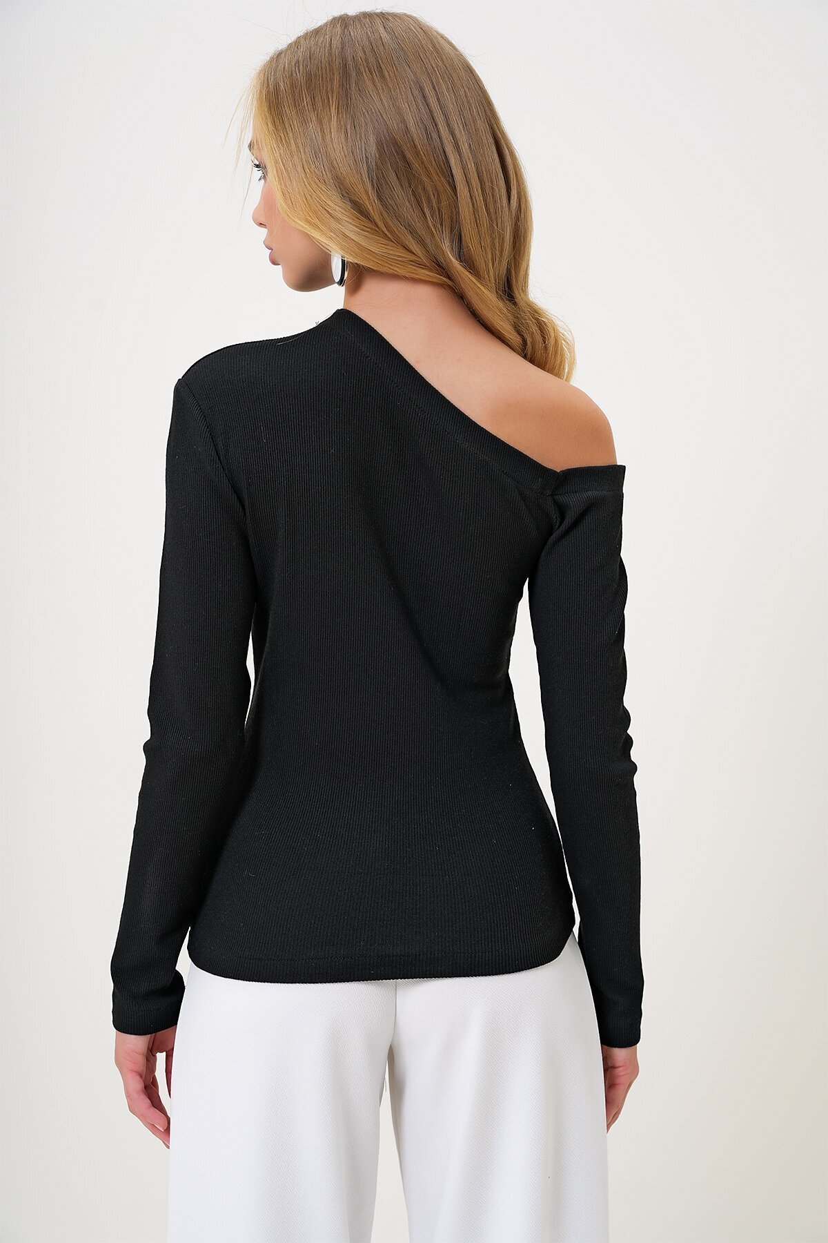 Kayık Yaka Tek Omuzu Açık Kaşkorse Bluz