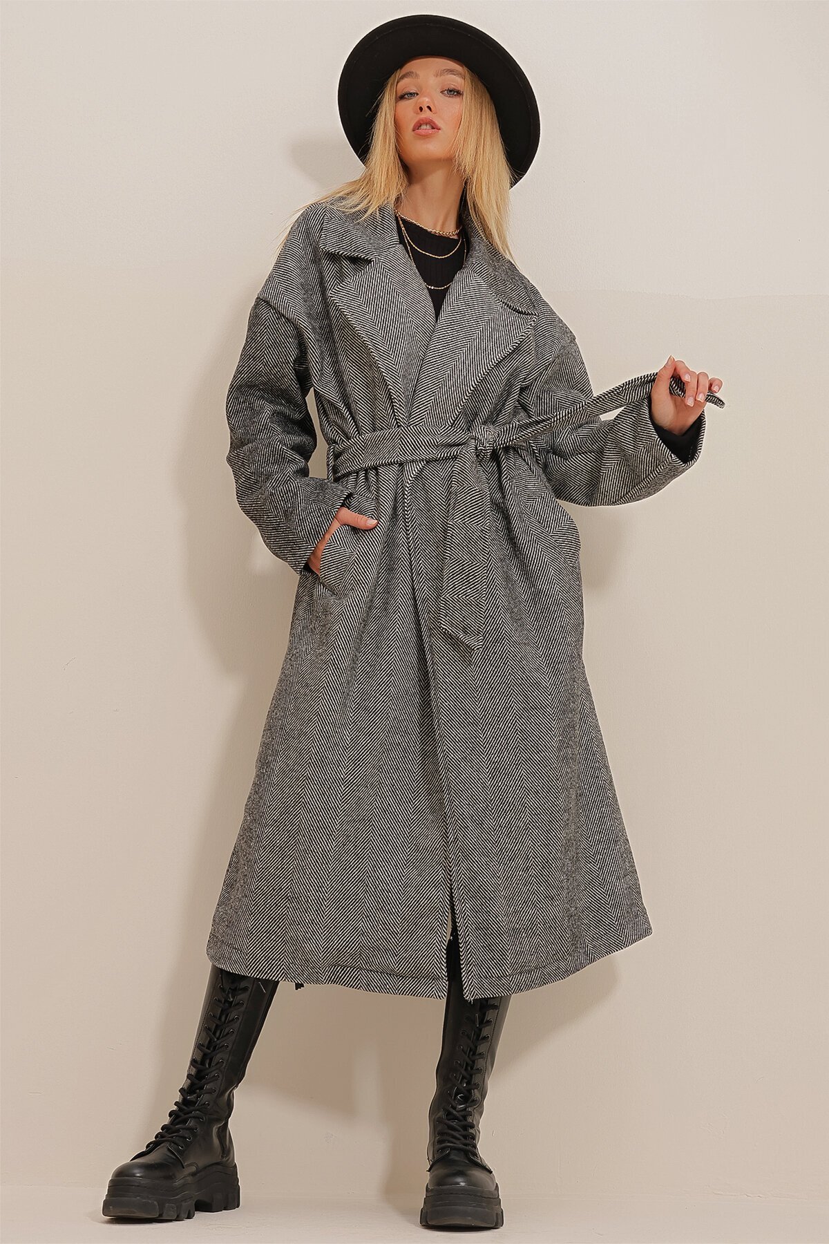 Kruvaze Beli Kemerli Balık Sırtı Desenli Kaşe Palto