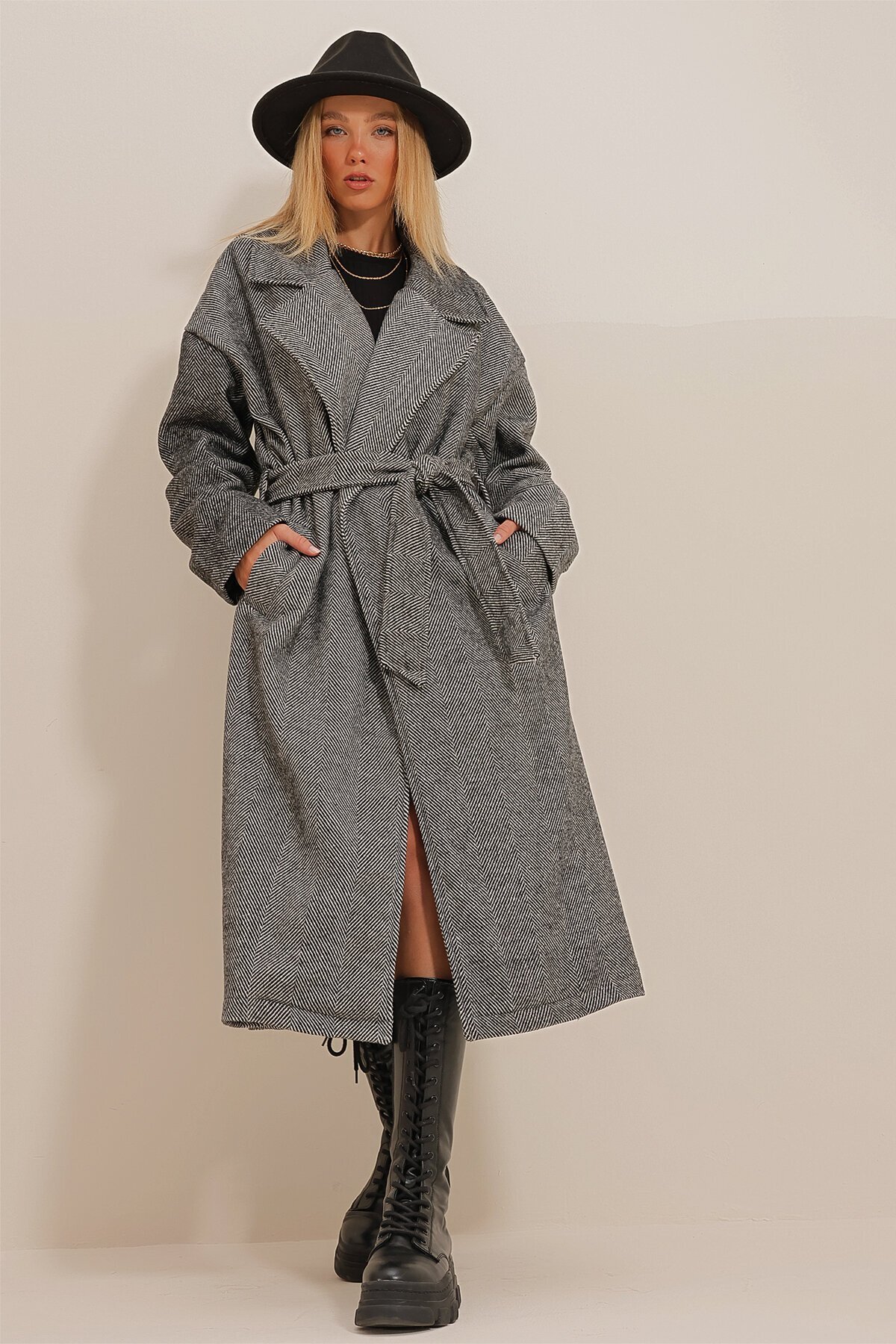 Kruvaze Beli Kemerli Balık Sırtı Desenli Kaşe Palto