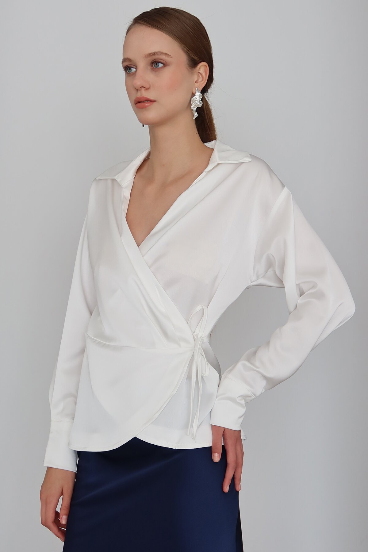 Kruvaze Yaka Bağlamalı Saten Bluz