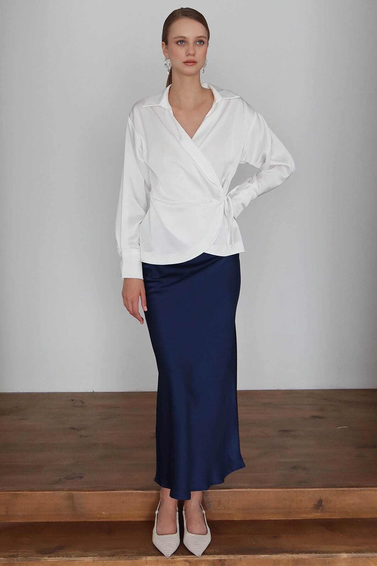 Kruvaze Yaka Bağlamalı Saten Bluz