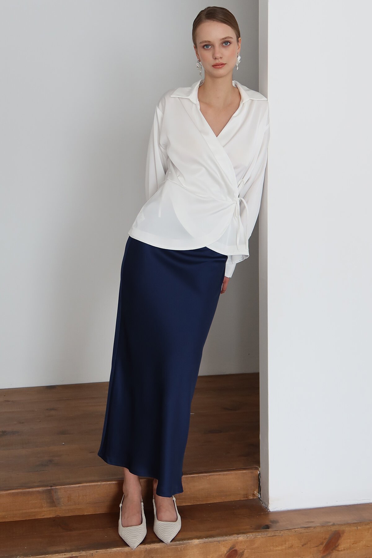 Kruvaze Yaka Bağlamalı Saten Bluz