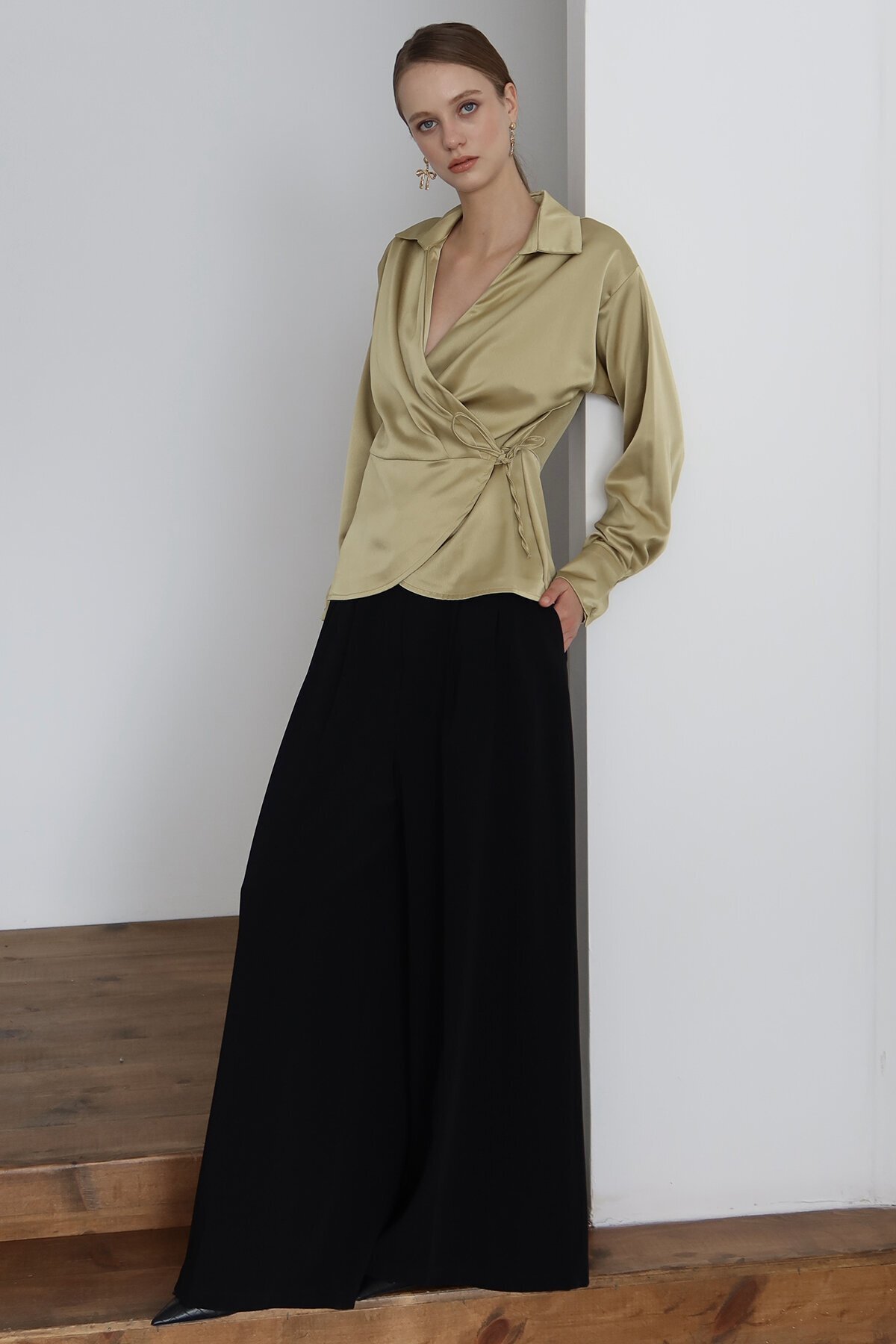 Kruvaze Yaka Bağlamalı Saten Bluz