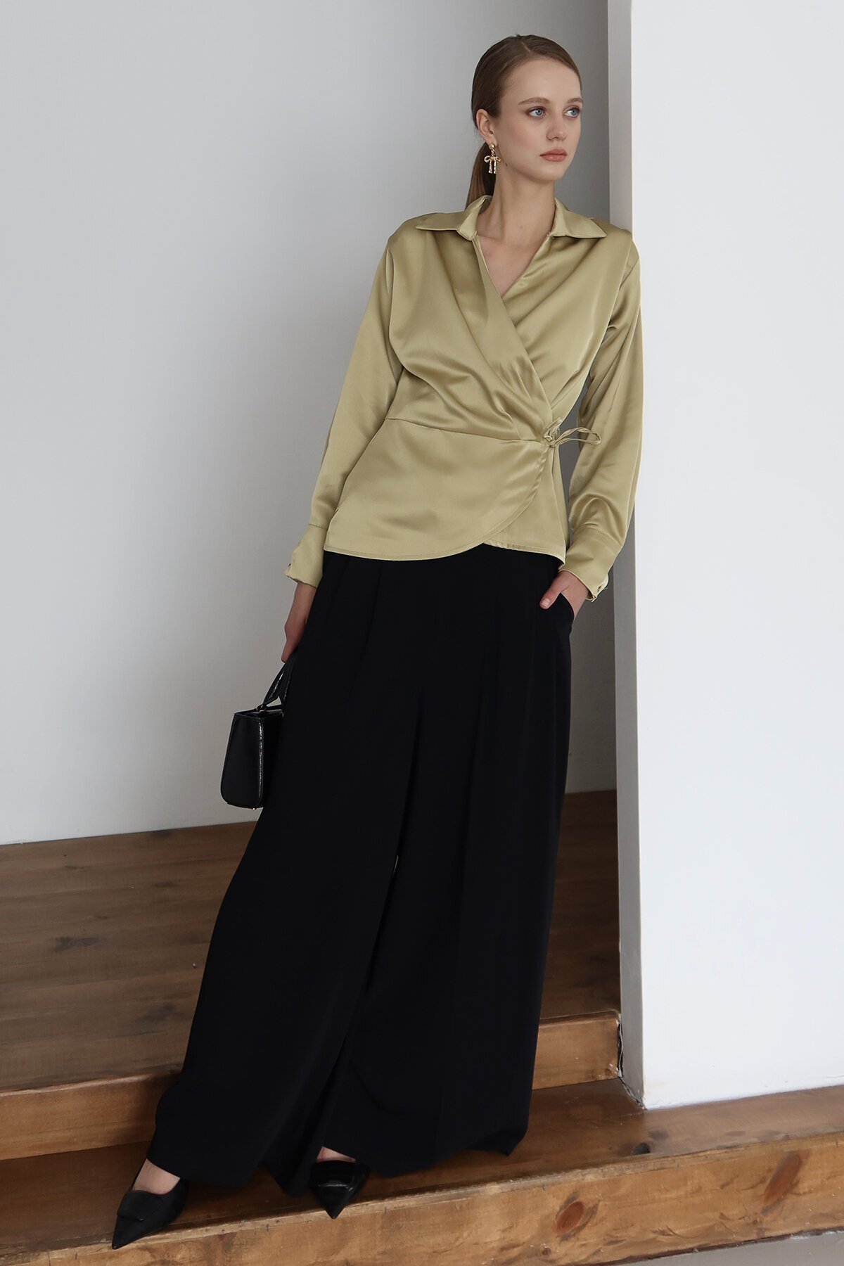 Kruvaze Yaka Bağlamalı Saten Bluz