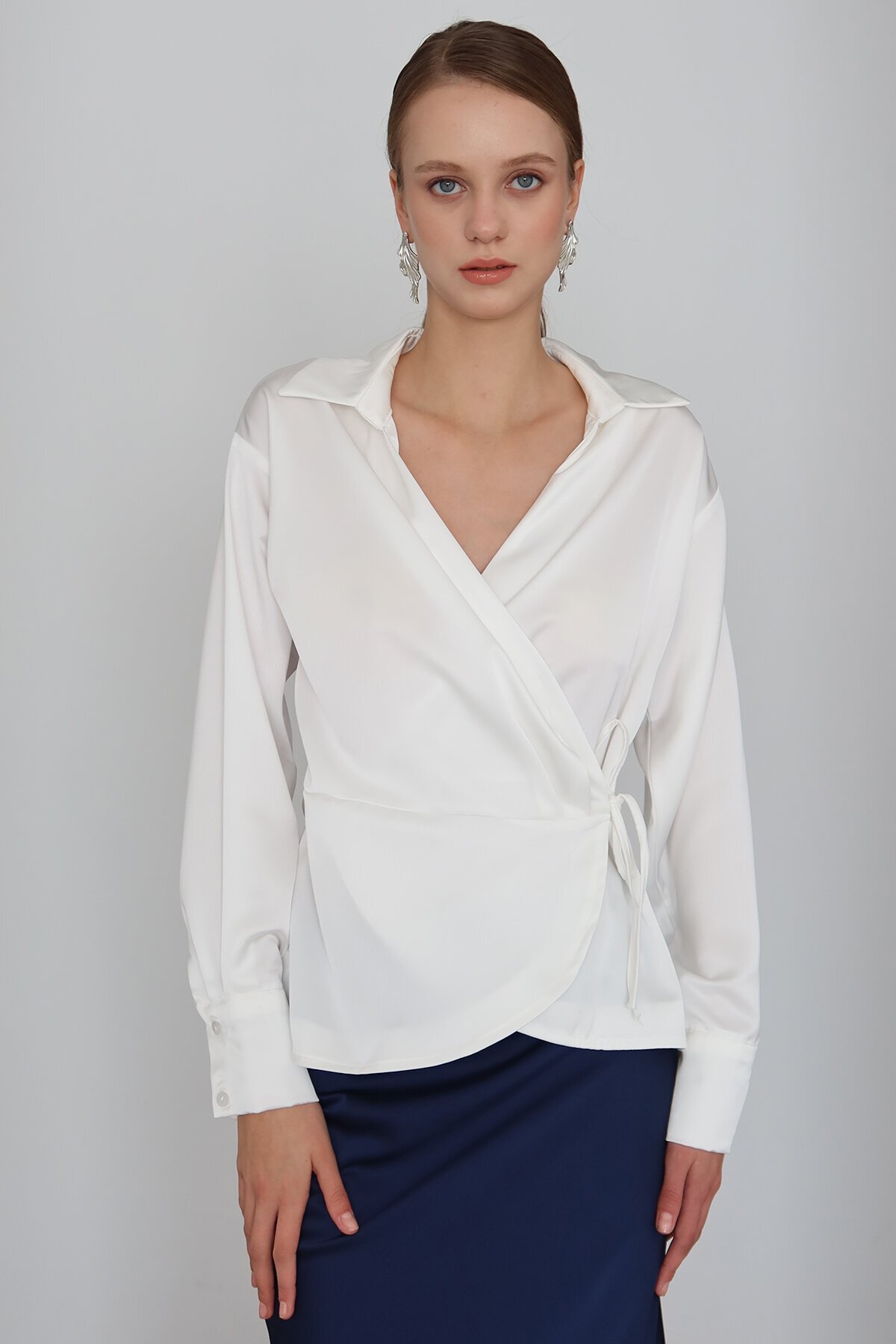 Kruvaze Yaka Bağlamalı Saten Bluz