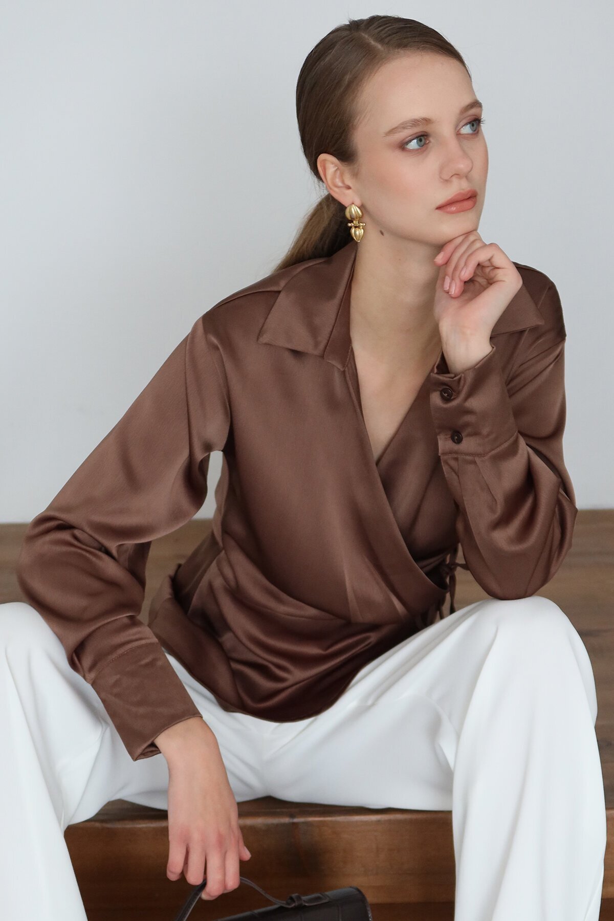 Kruvaze Yaka Bağlamalı Saten Bluz