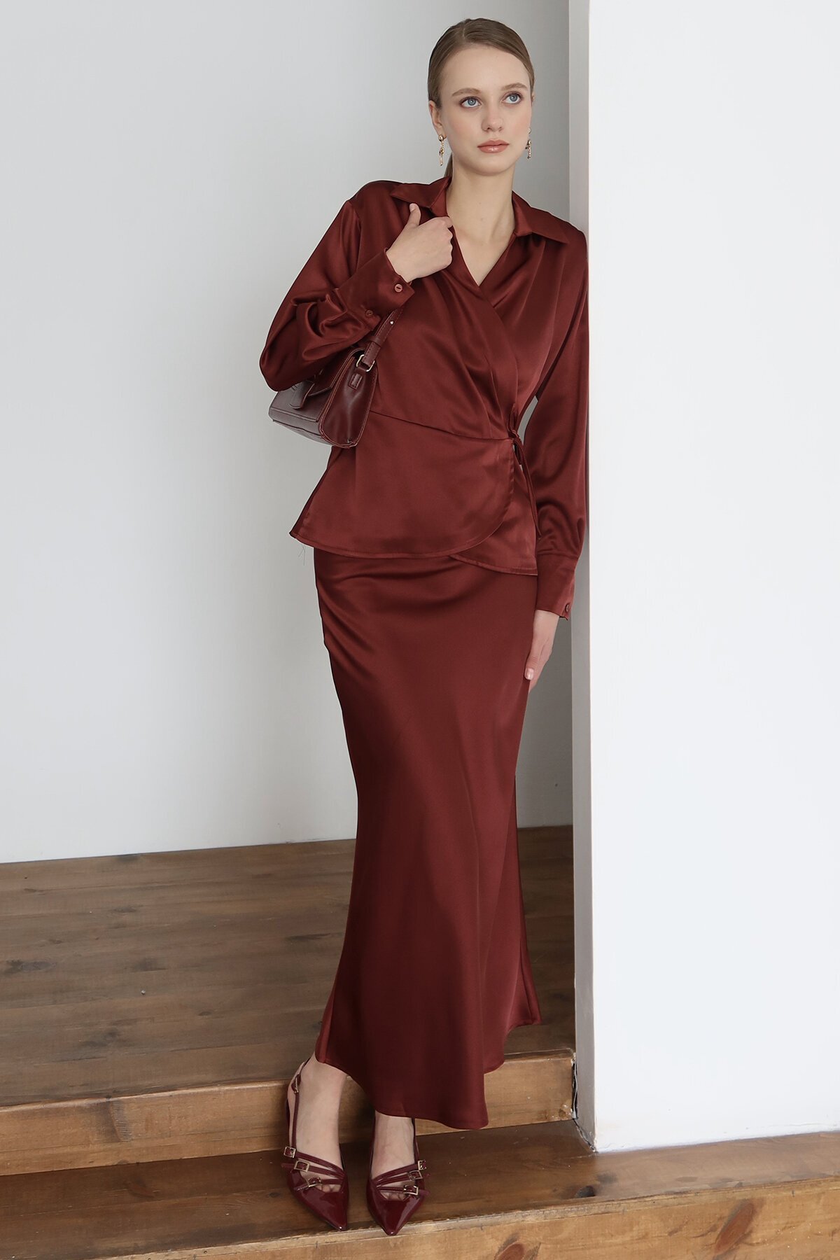 Kruvaze Yaka Bağlamalı Saten Bluz